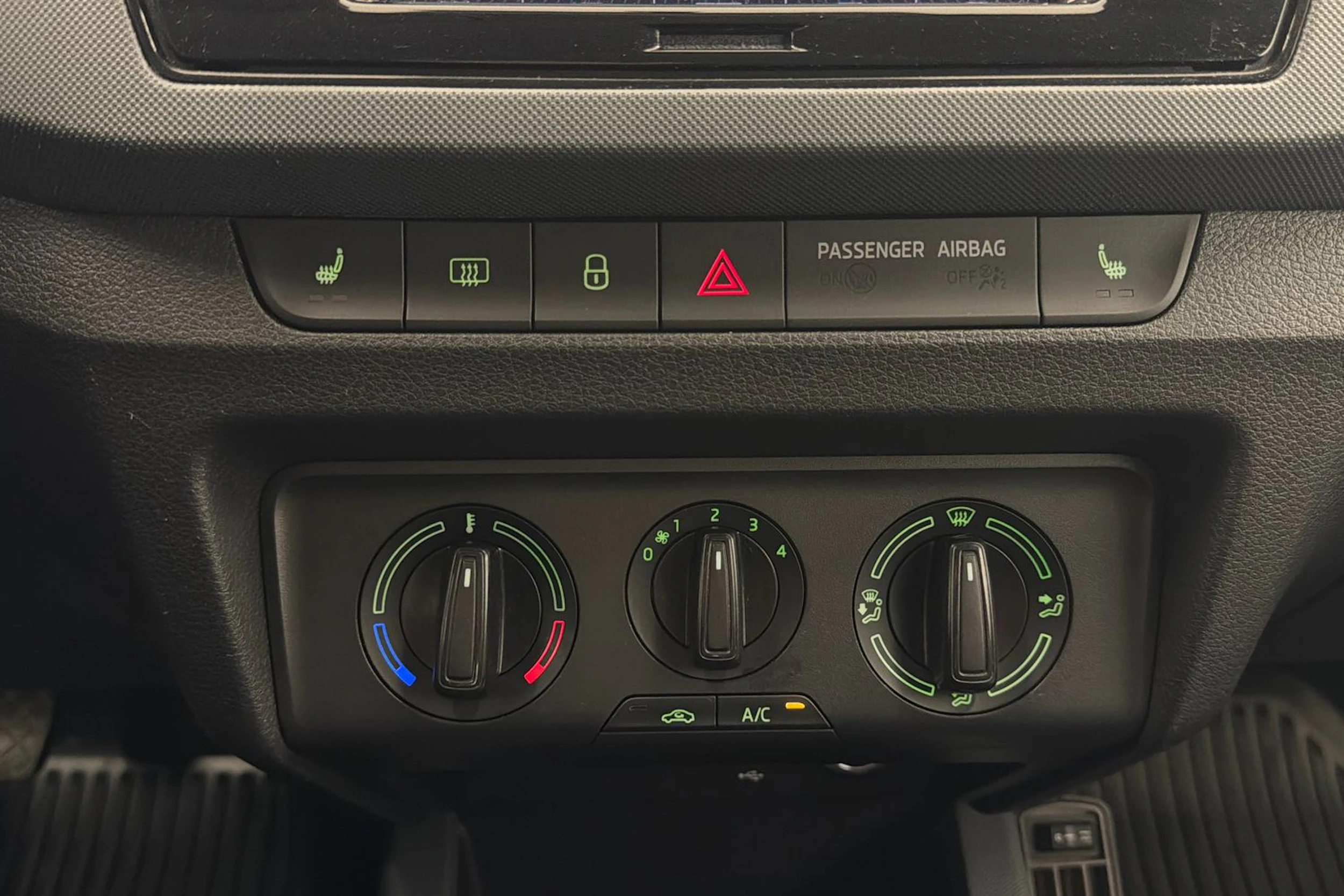 Valkoinen Skoda FABIA 2021 kuva 18.