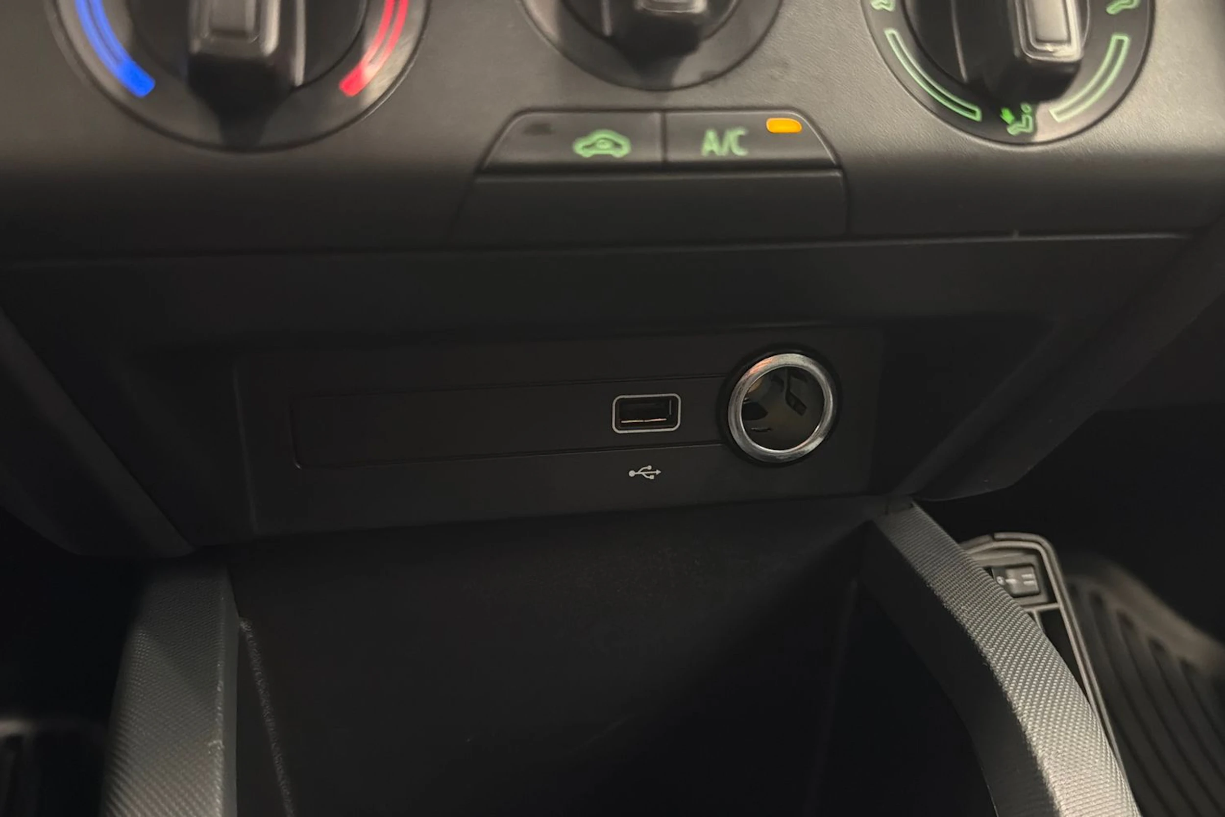 Valkoinen Skoda FABIA 2021 kuva 20.