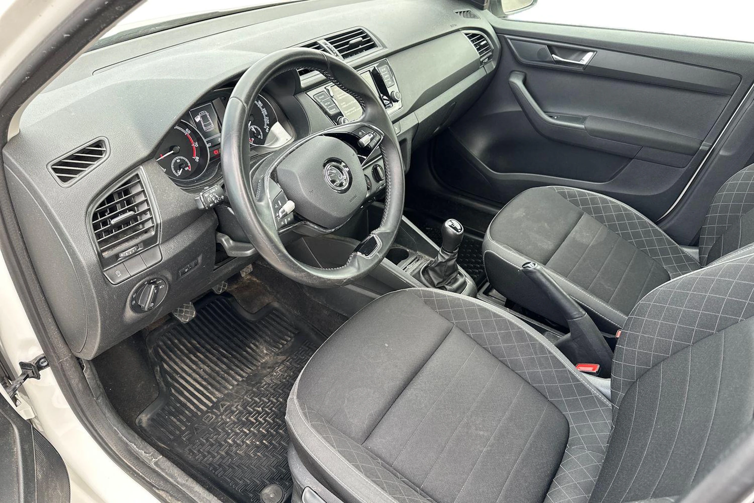 valkoinen Skoda Fabia 2021 kuva 3.