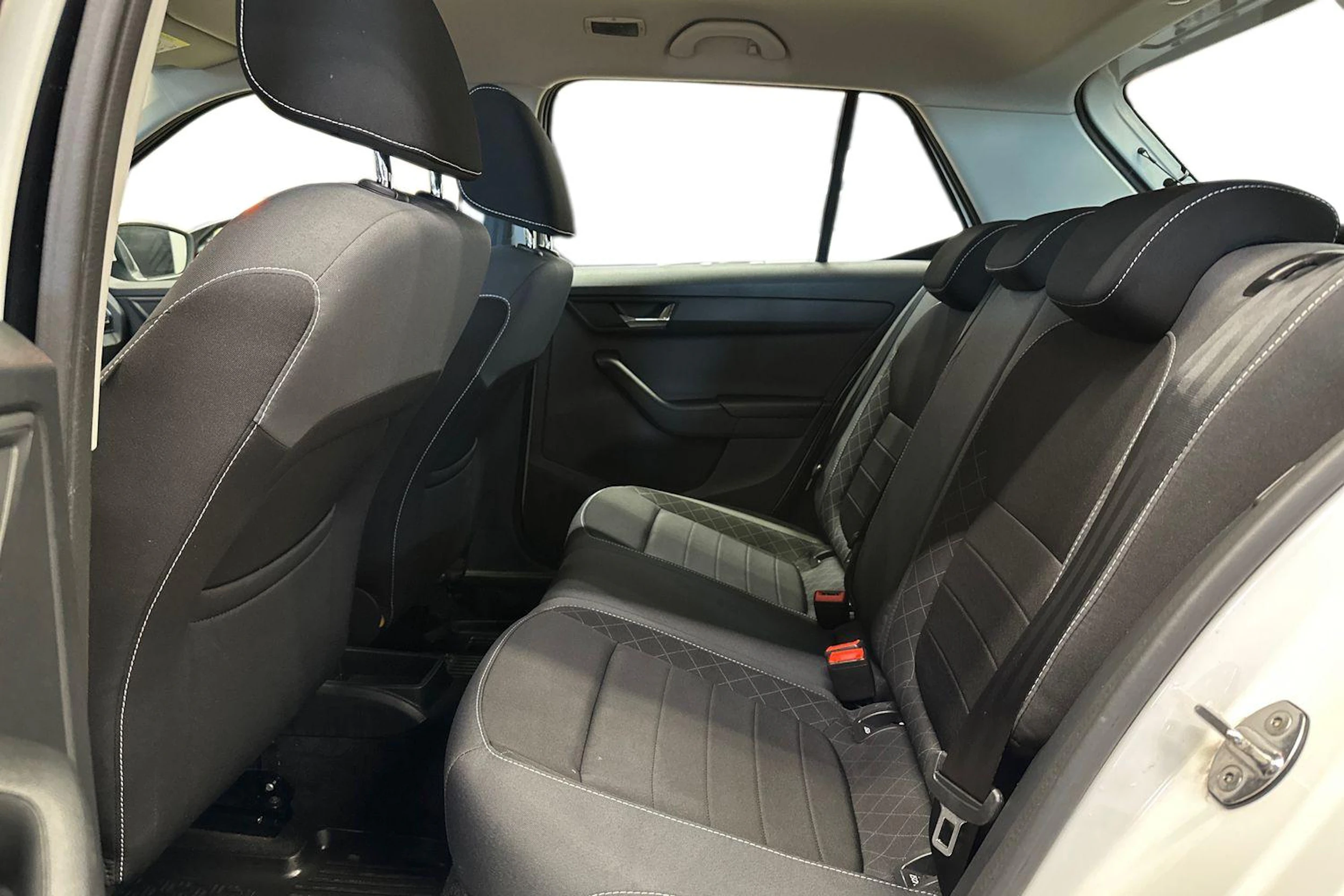 valkoinen Skoda Fabia 2021 kuva 11.