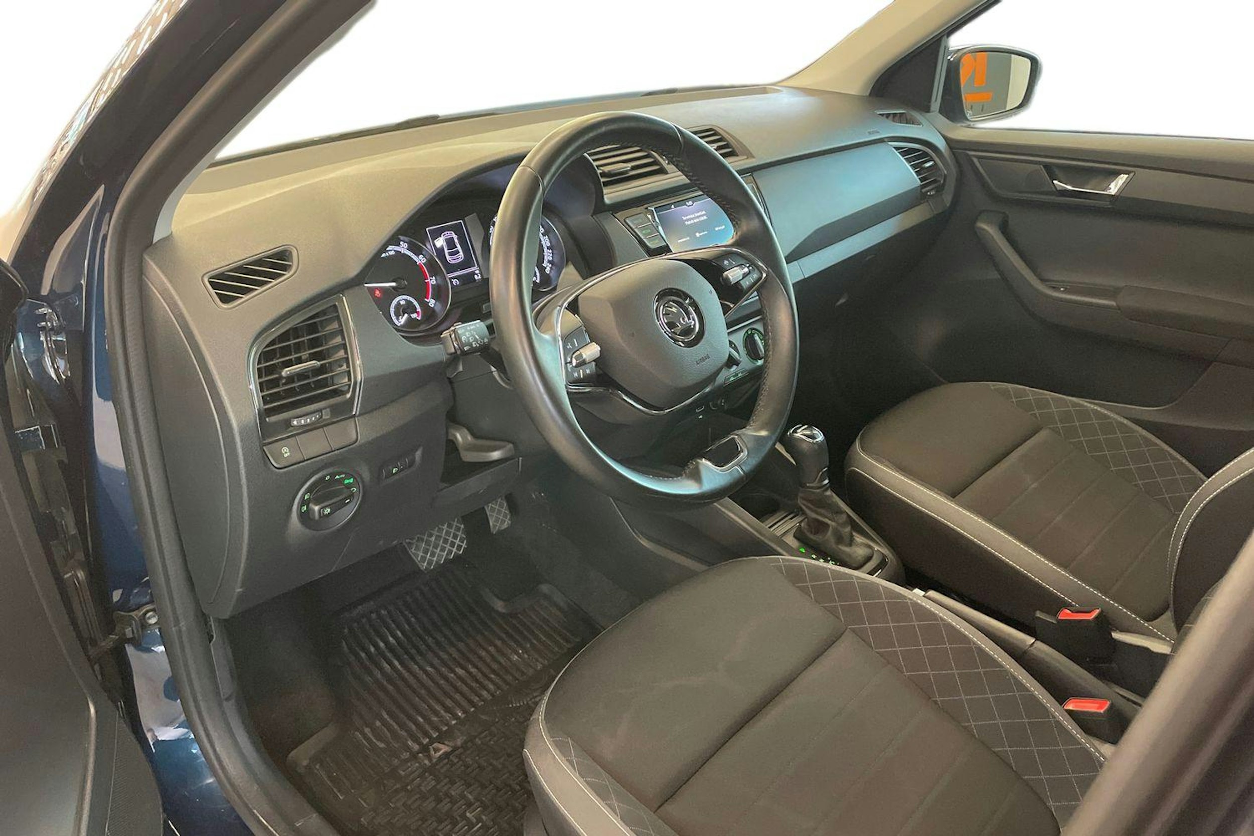 sininen Skoda Fabia 2021 kuva 7.