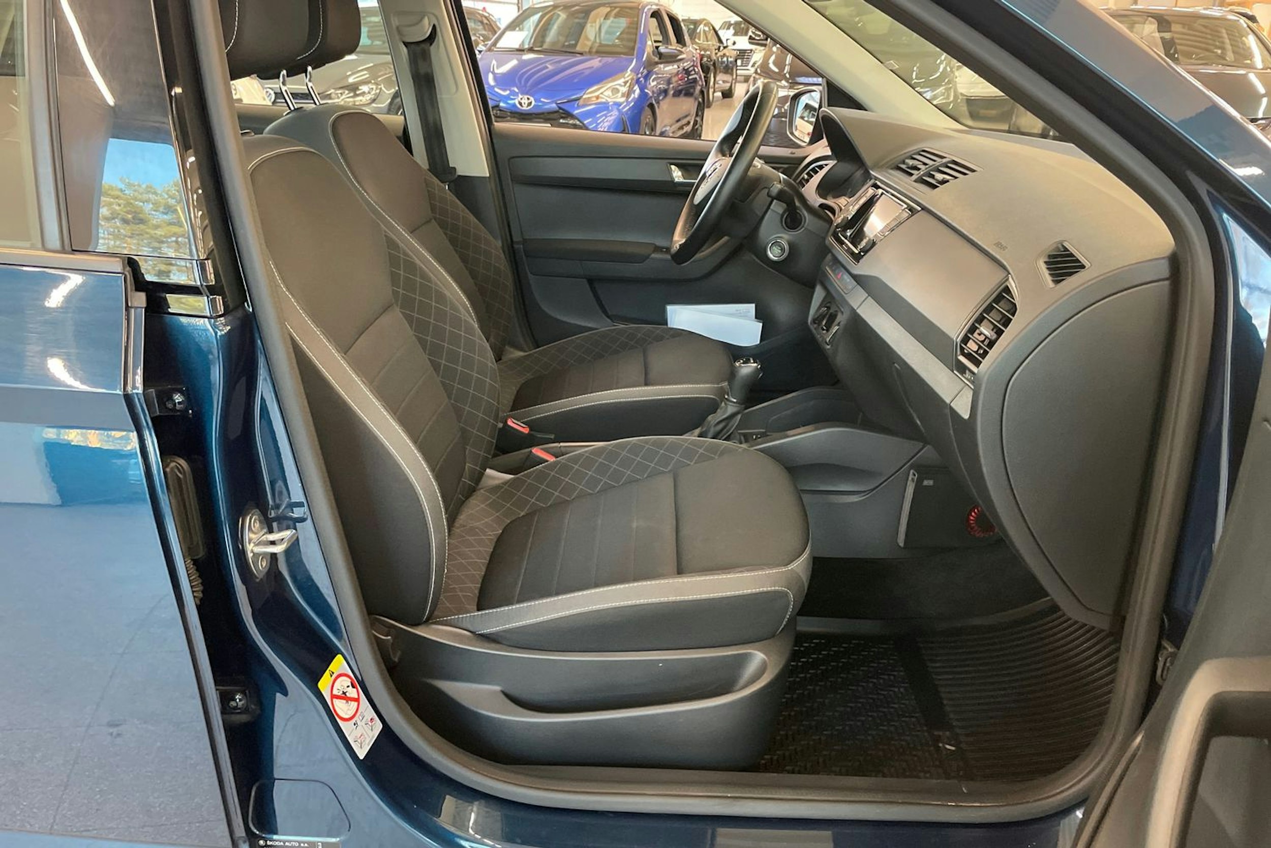 sininen Skoda Fabia 2021 kuva 23.