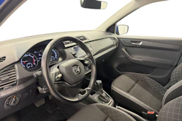 sininen Skoda Fabia 2021 kuva 6.