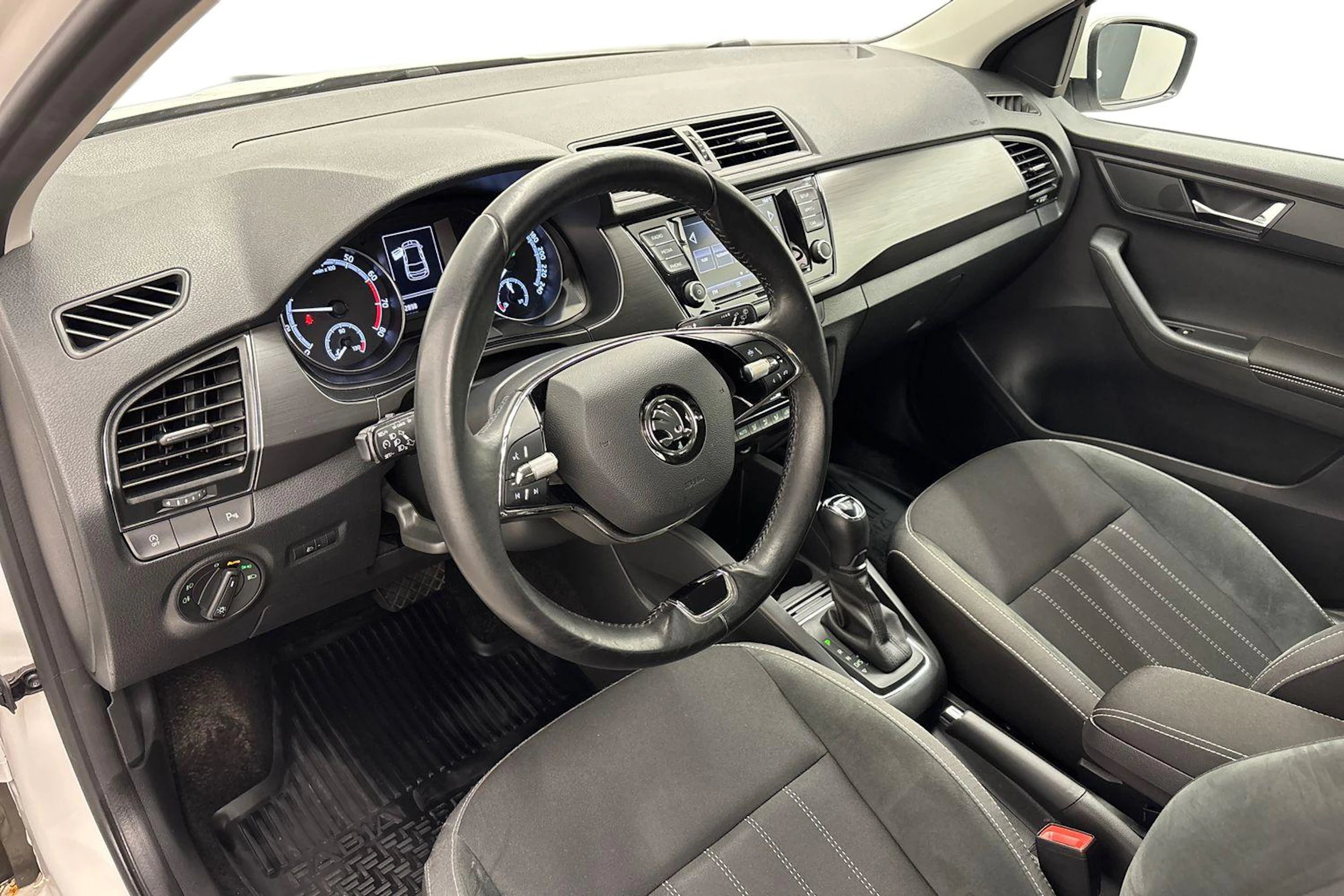 valkoinen Skoda Fabia 2021 kuva 6.