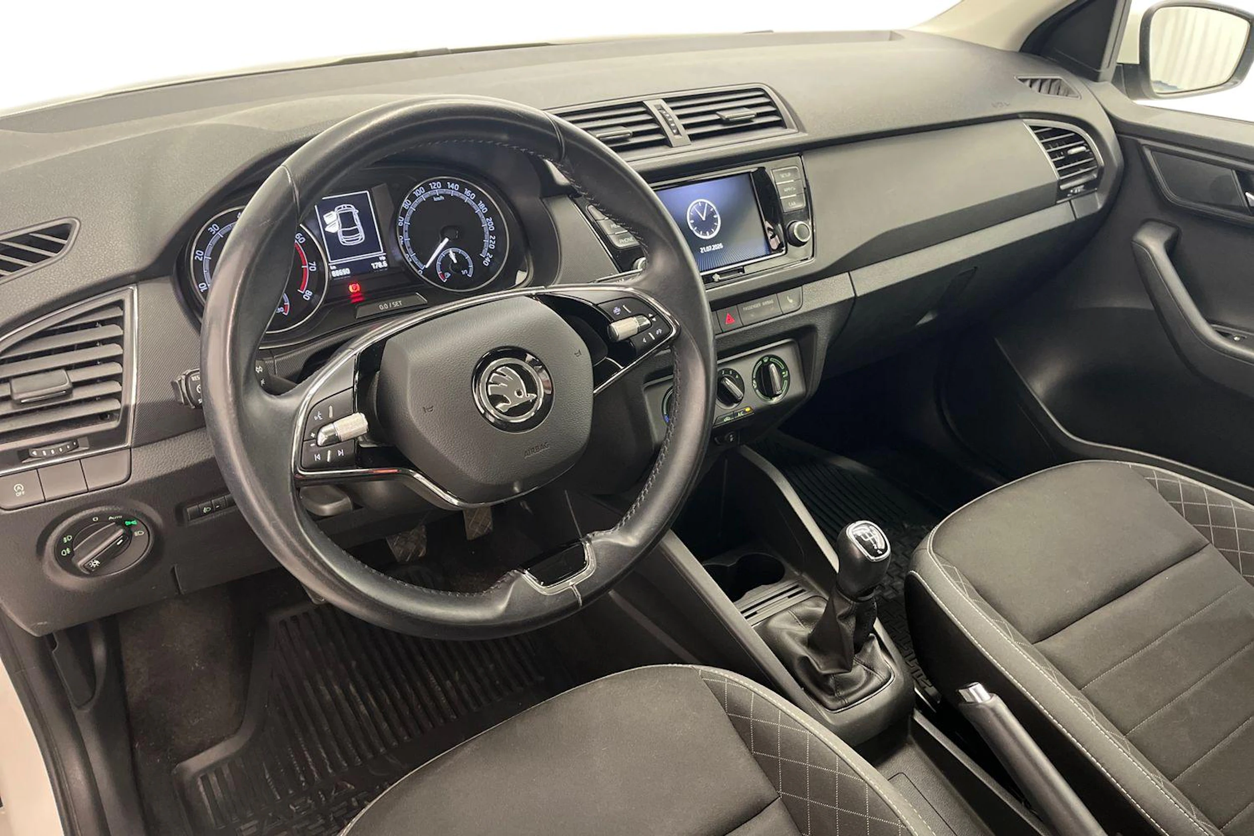 valkoinen Skoda Fabia 2021 kuva 6.