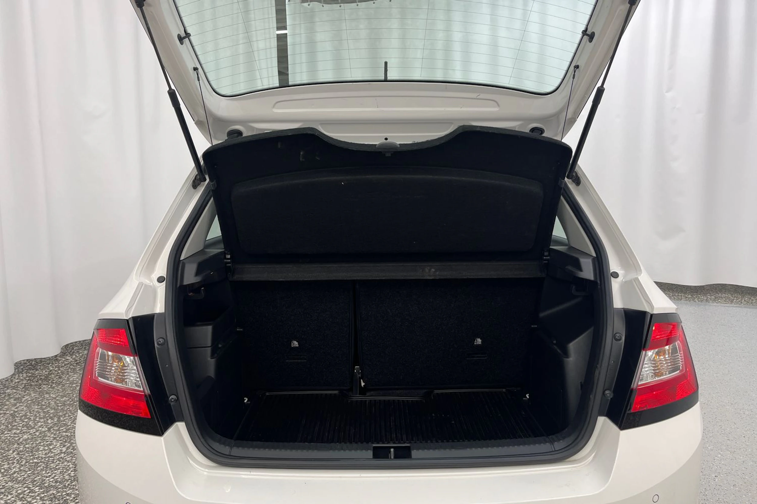 valkoinen Skoda Fabia 2021 kuva 11.