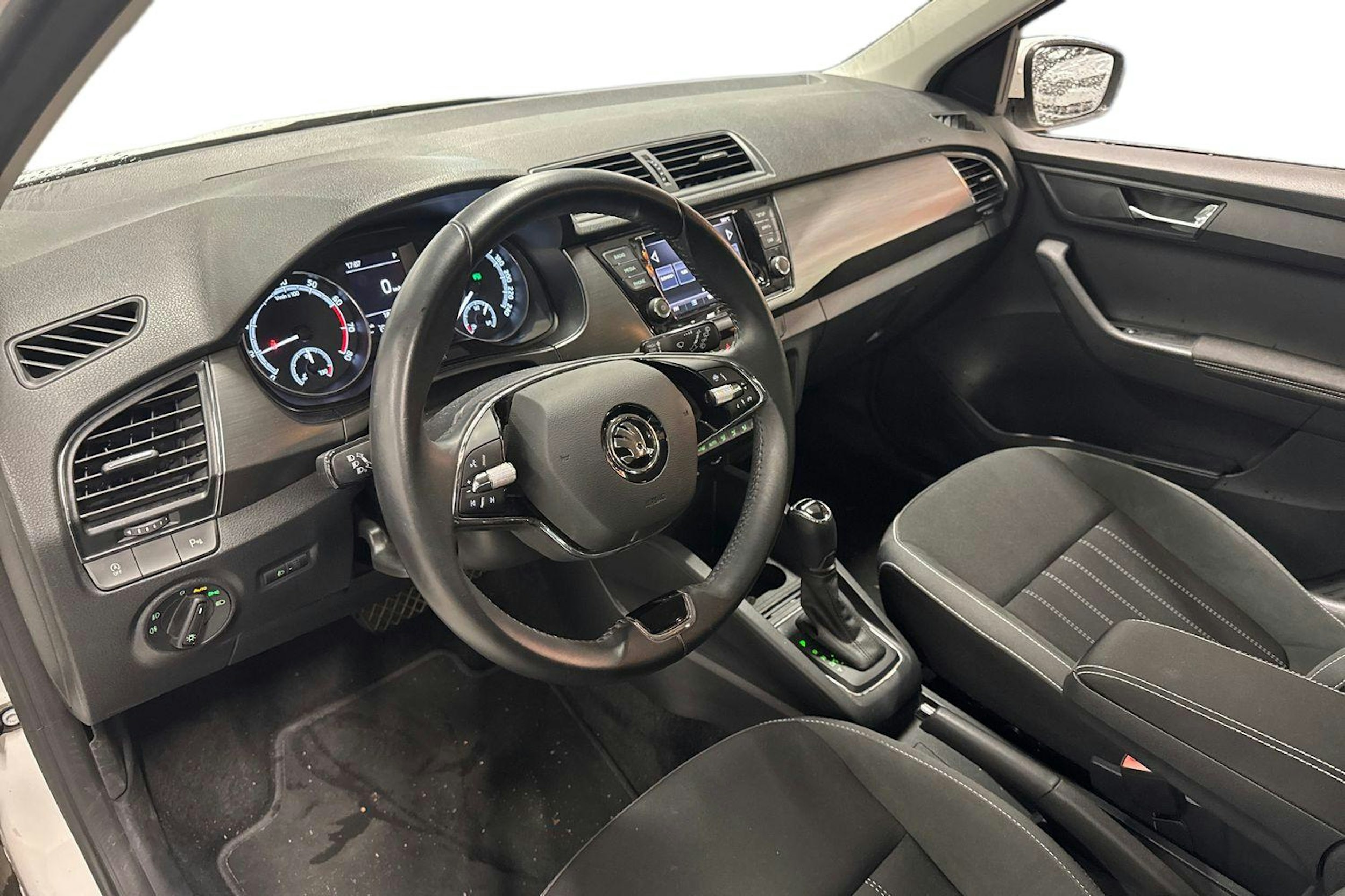 valkoinen Skoda Fabia 2021 kuva 3.