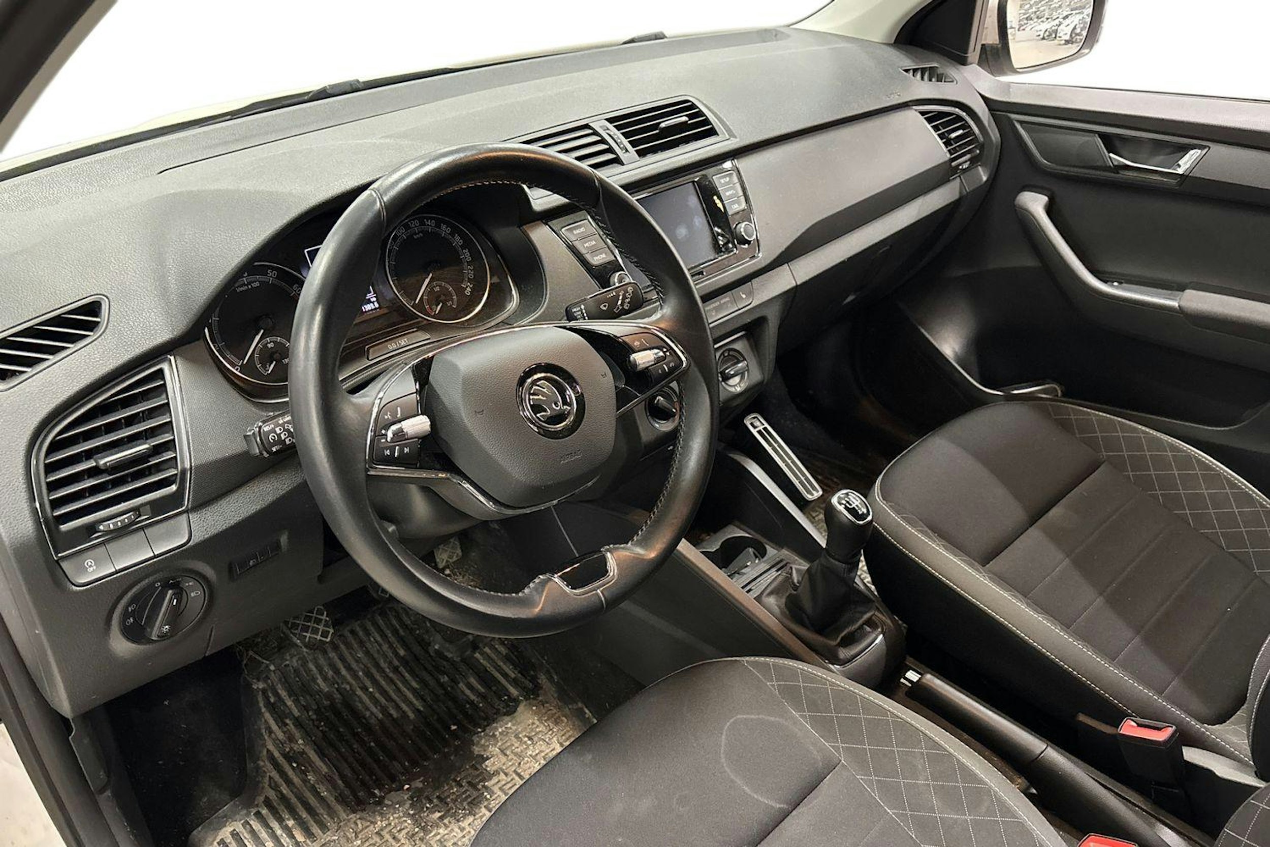 valkoinen Skoda Fabia 2021 kuva 3.