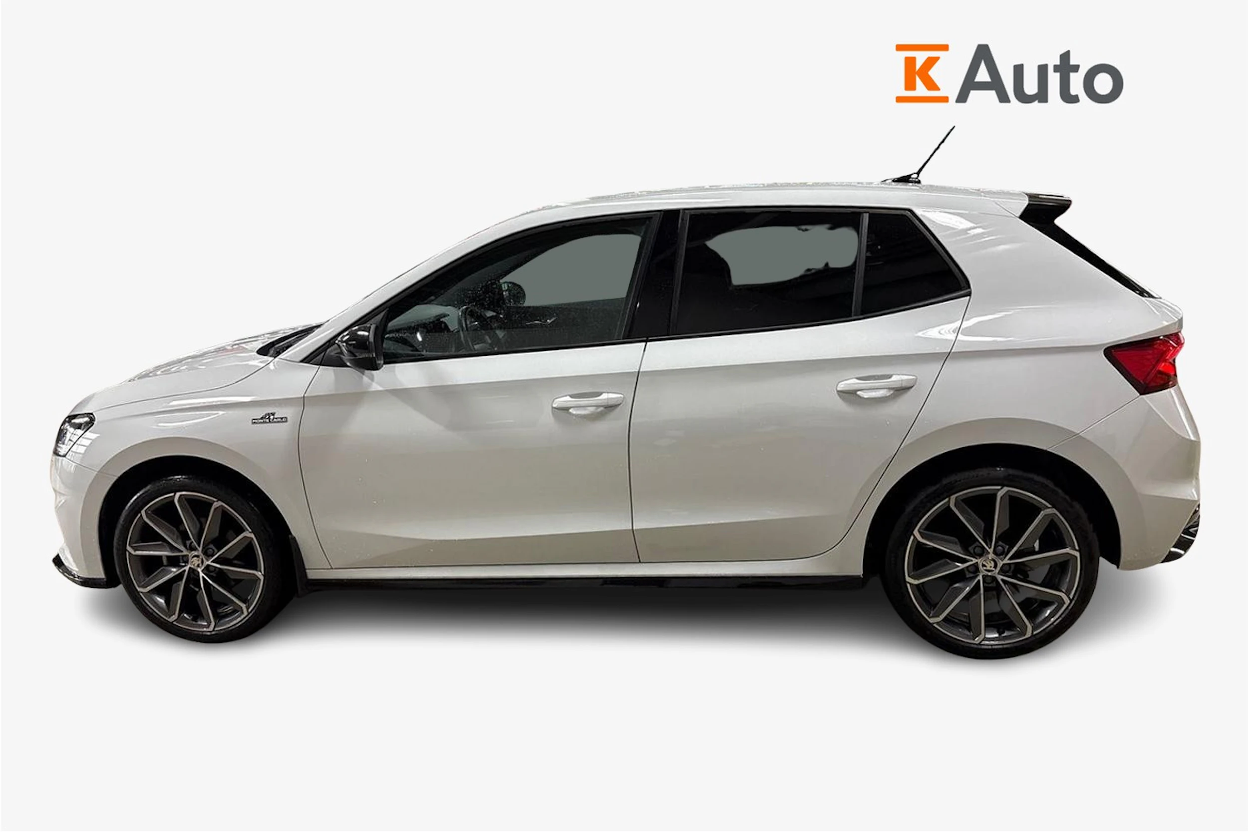 Valkoinen Skoda FABIA 2023 kuva 5.