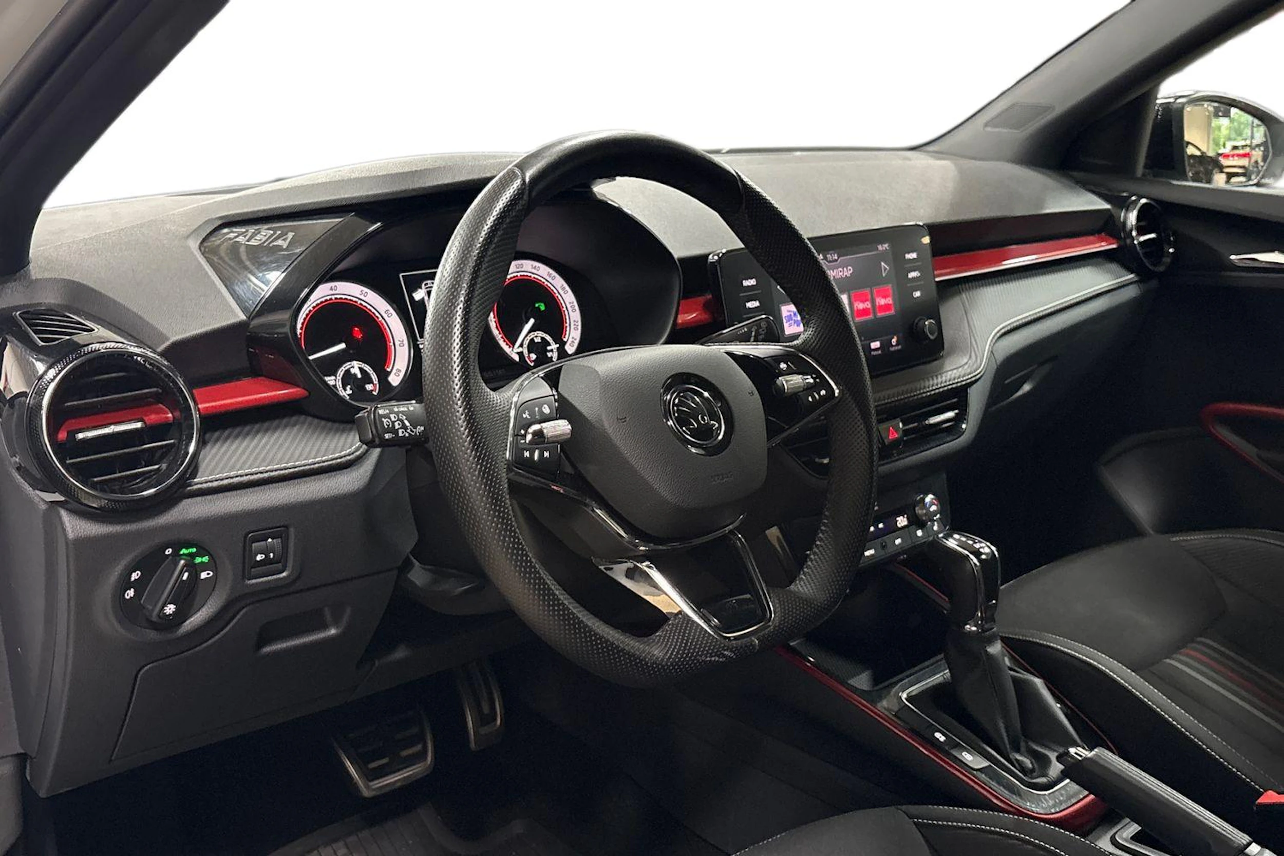 Valkoinen Skoda FABIA 2023 kuva 6.