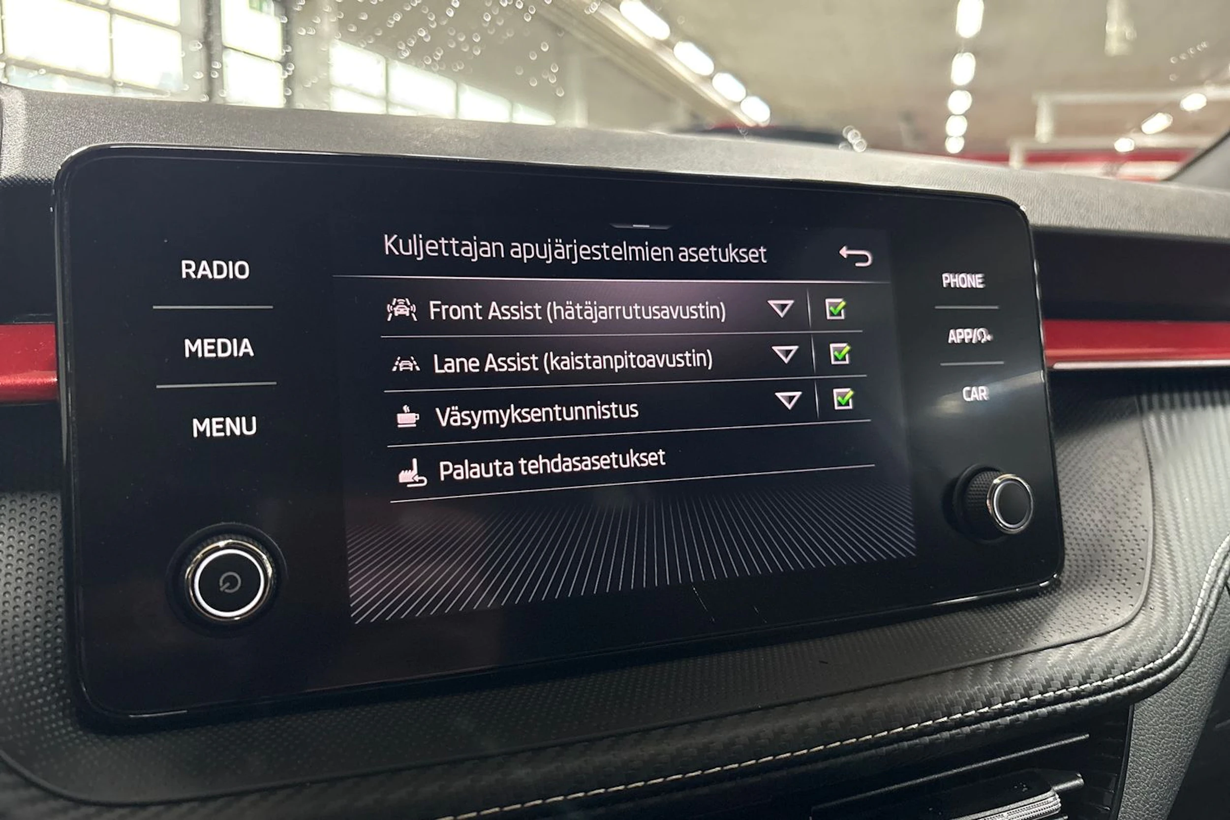 Valkoinen Skoda FABIA 2023 kuva 16.
