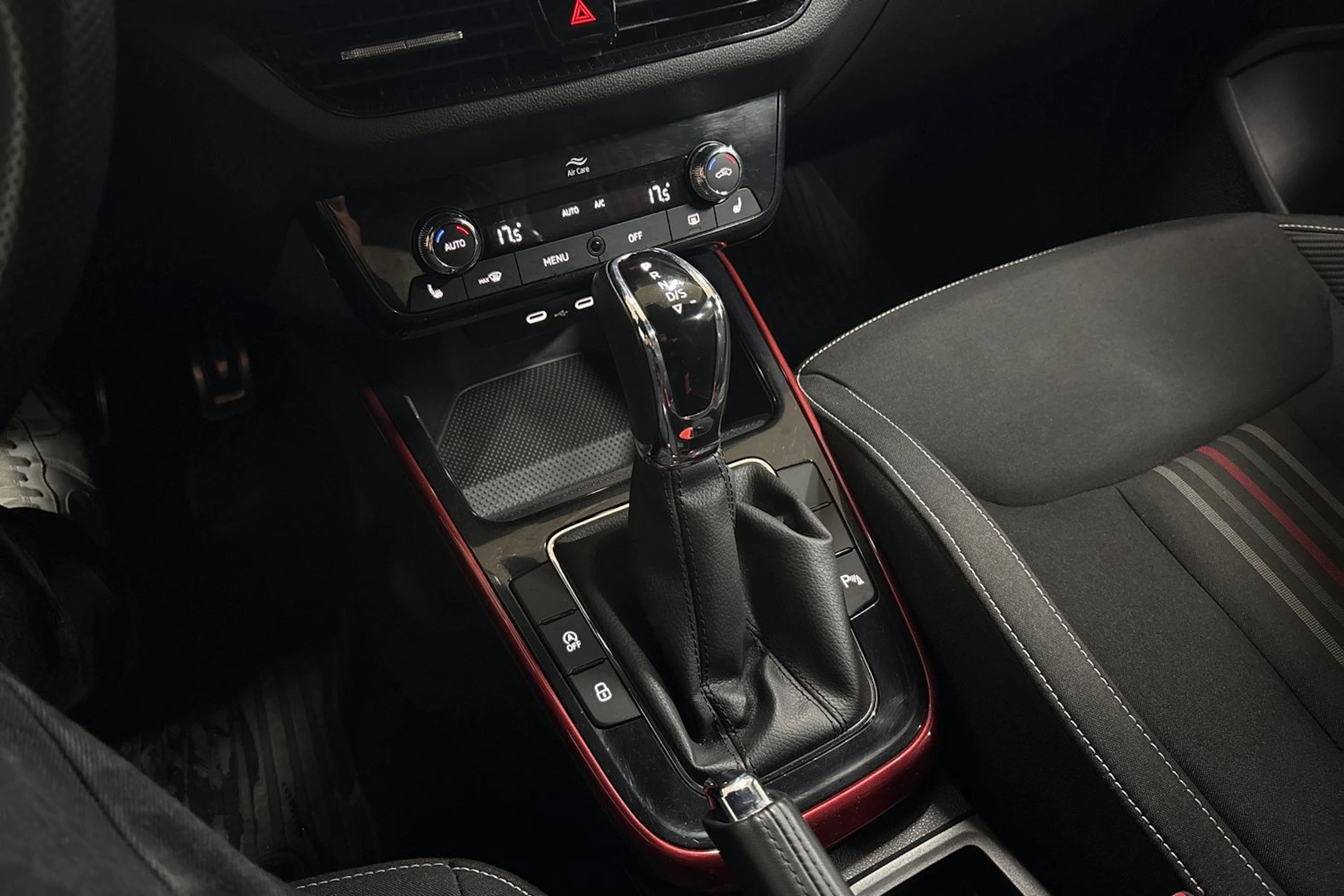 Valkoinen Skoda FABIA 2023 kuva 17.