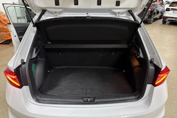 Valkoinen Skoda FABIA 2023 kuva 21.