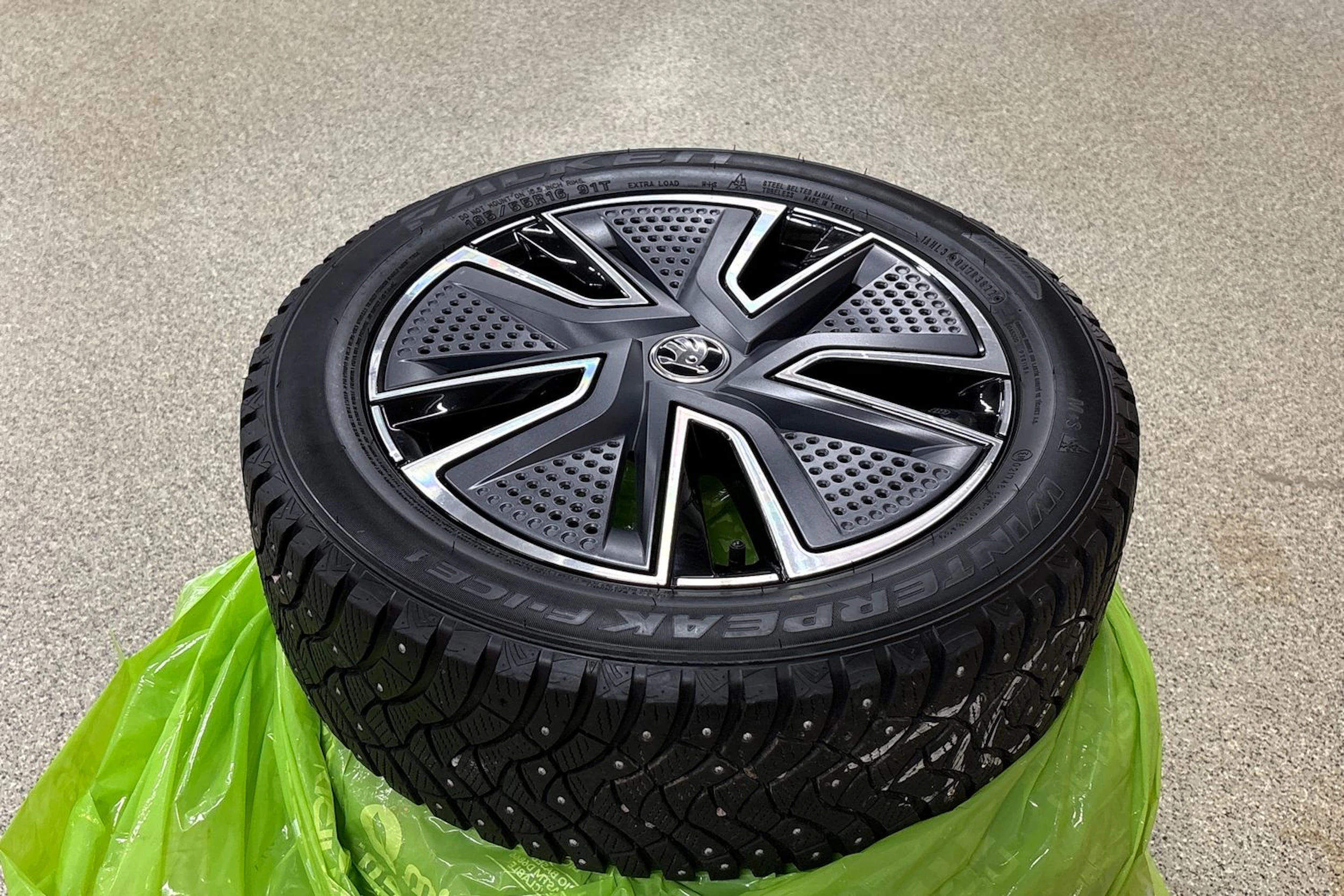 Valkoinen Skoda FABIA 2023 kuva 22.