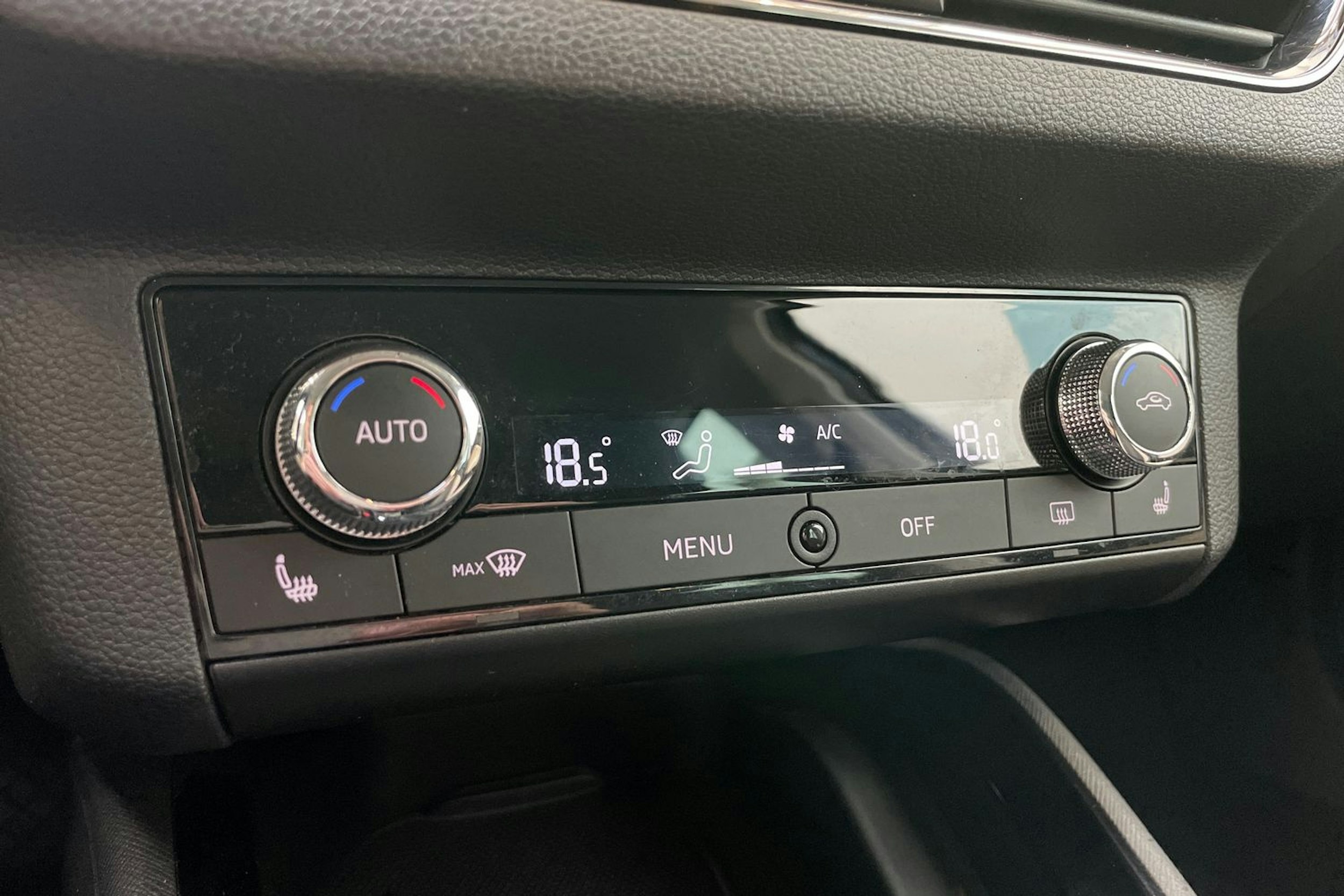 musta Skoda Kamiq 2020 kuva 23.