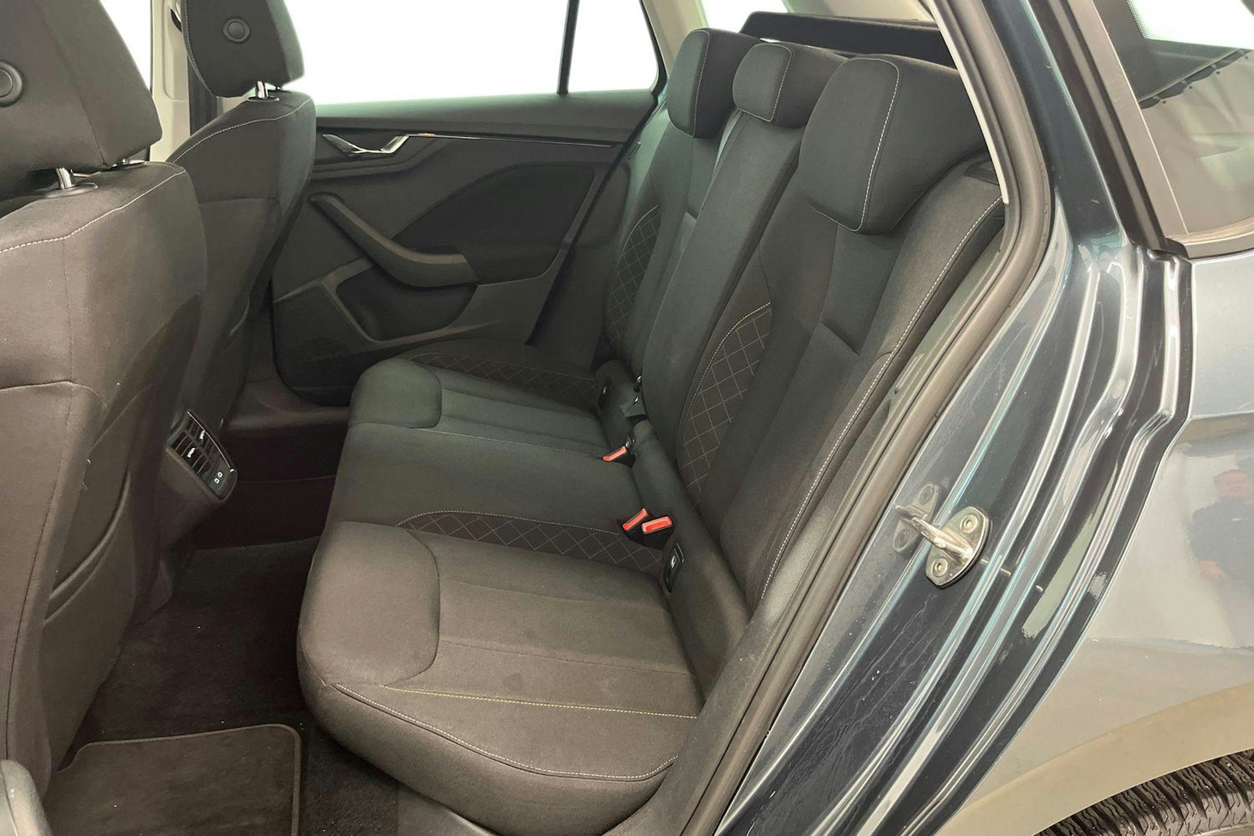 Harmaa Skoda Kamiq 2020 kuva 10.