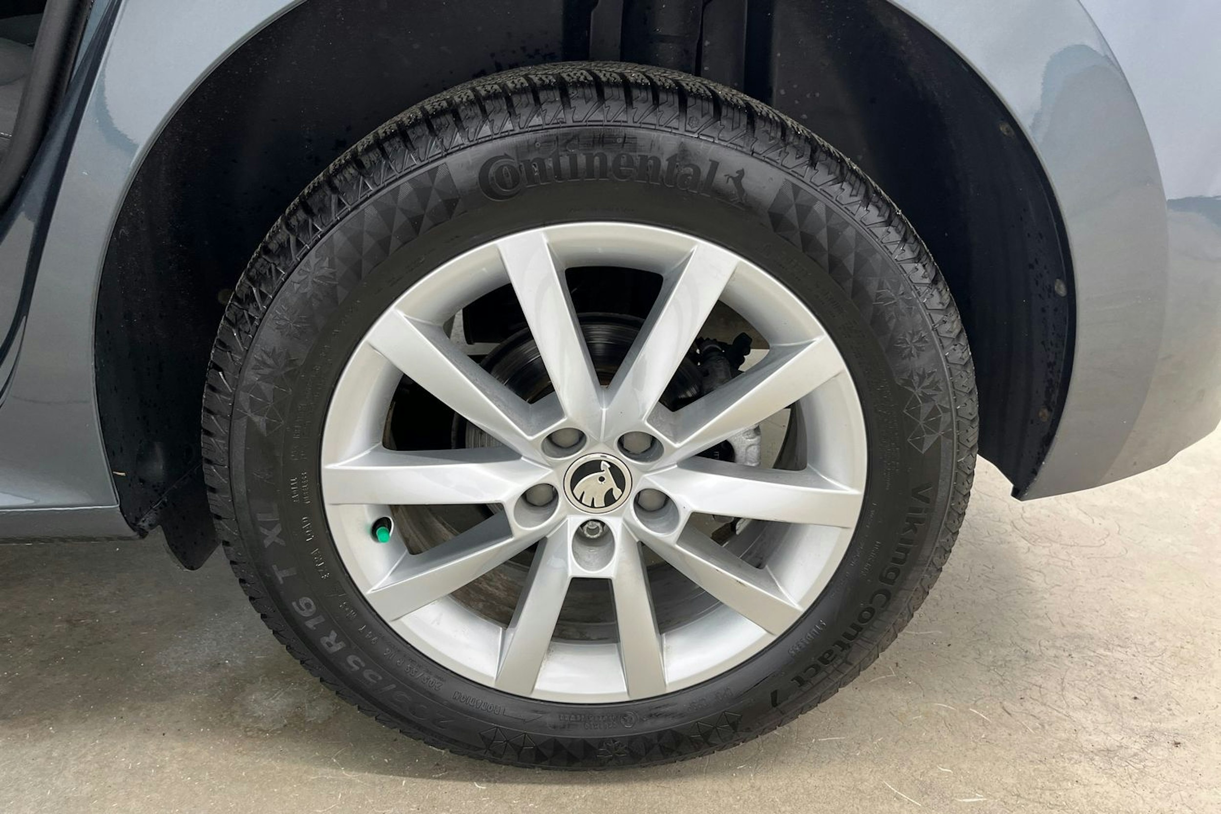 Harmaa Skoda Kamiq 2020 kuva 11.