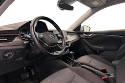 Valkoinen Skoda Kamiq 2021 kuva 6.