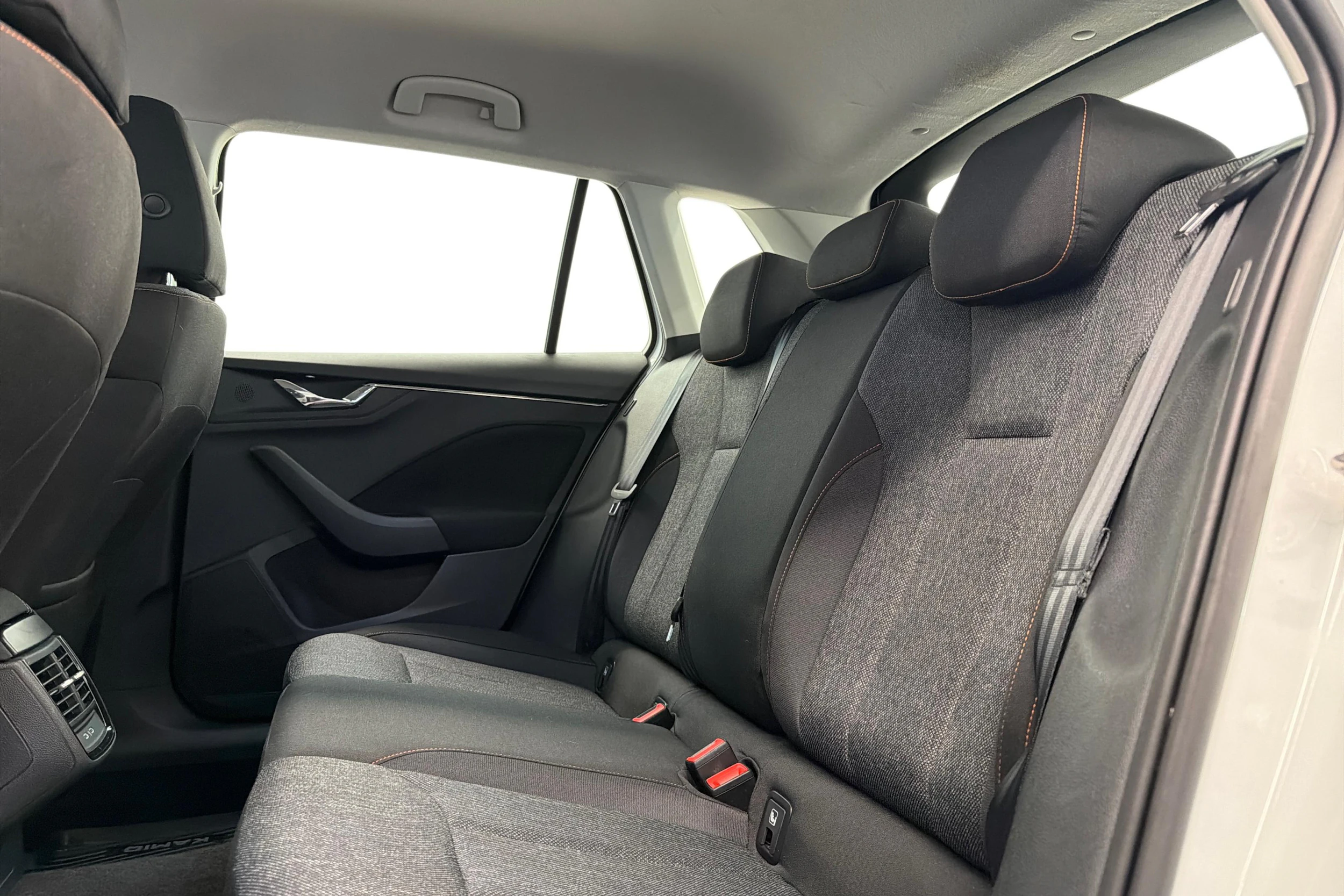 Valkoinen Skoda Kamiq 2021 kuva 8.