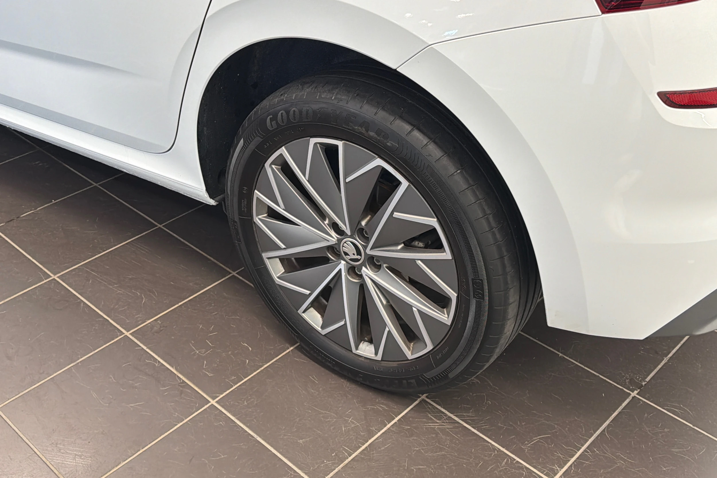 Valkoinen Skoda Kamiq 2021 kuva 10.