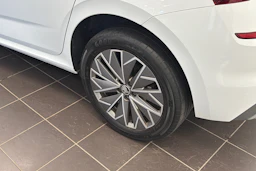 Valkoinen Skoda Kamiq 2021 kuva 10.