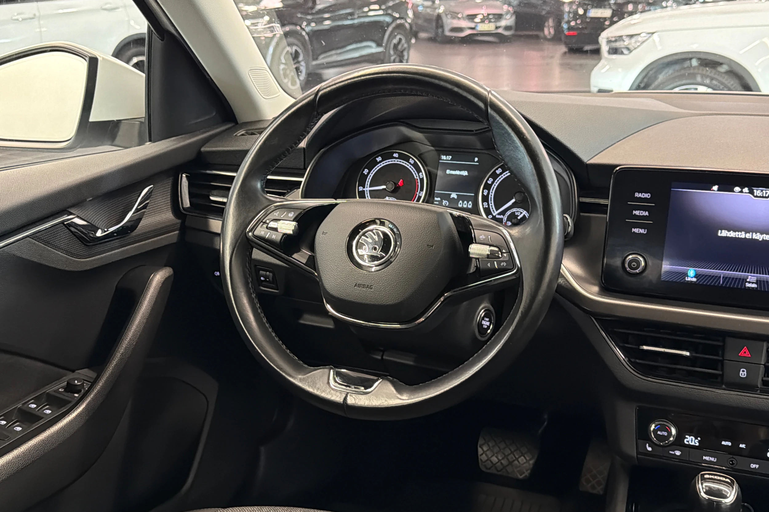 Valkoinen Skoda Kamiq 2021 kuva 12.