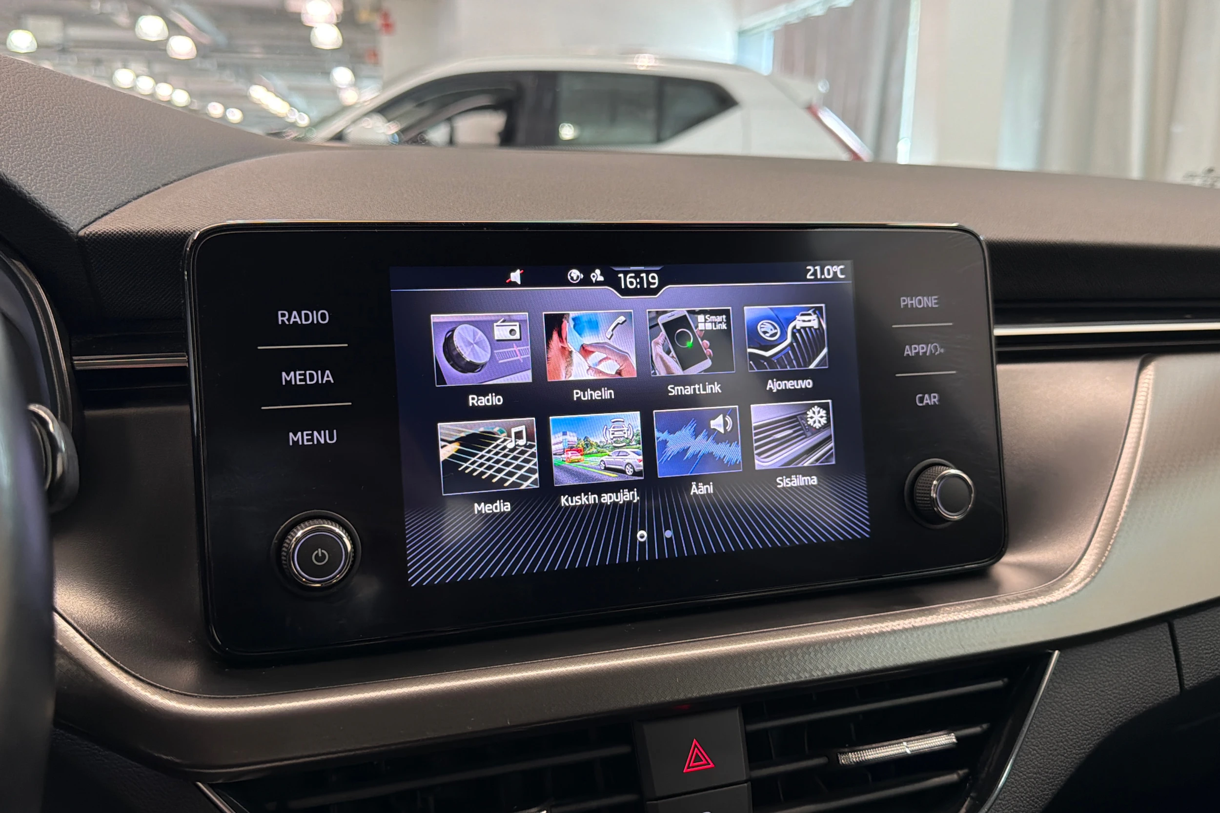 Valkoinen Skoda Kamiq 2021 kuva 20.