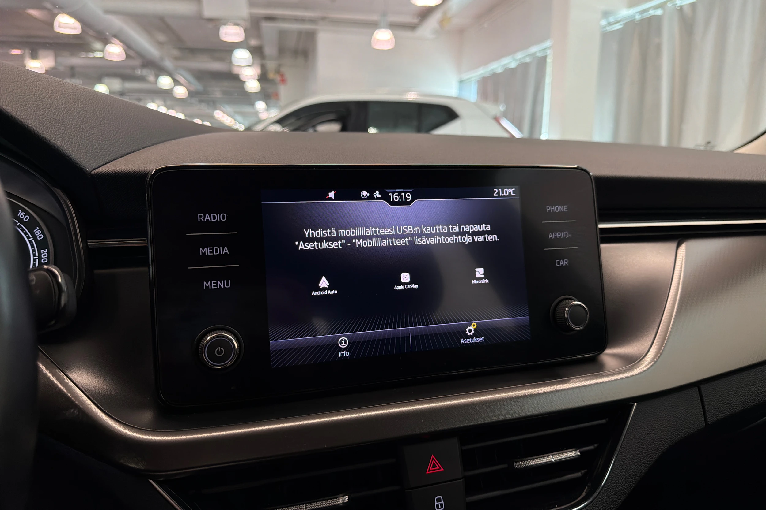 Valkoinen Skoda Kamiq 2021 kuva 22.
