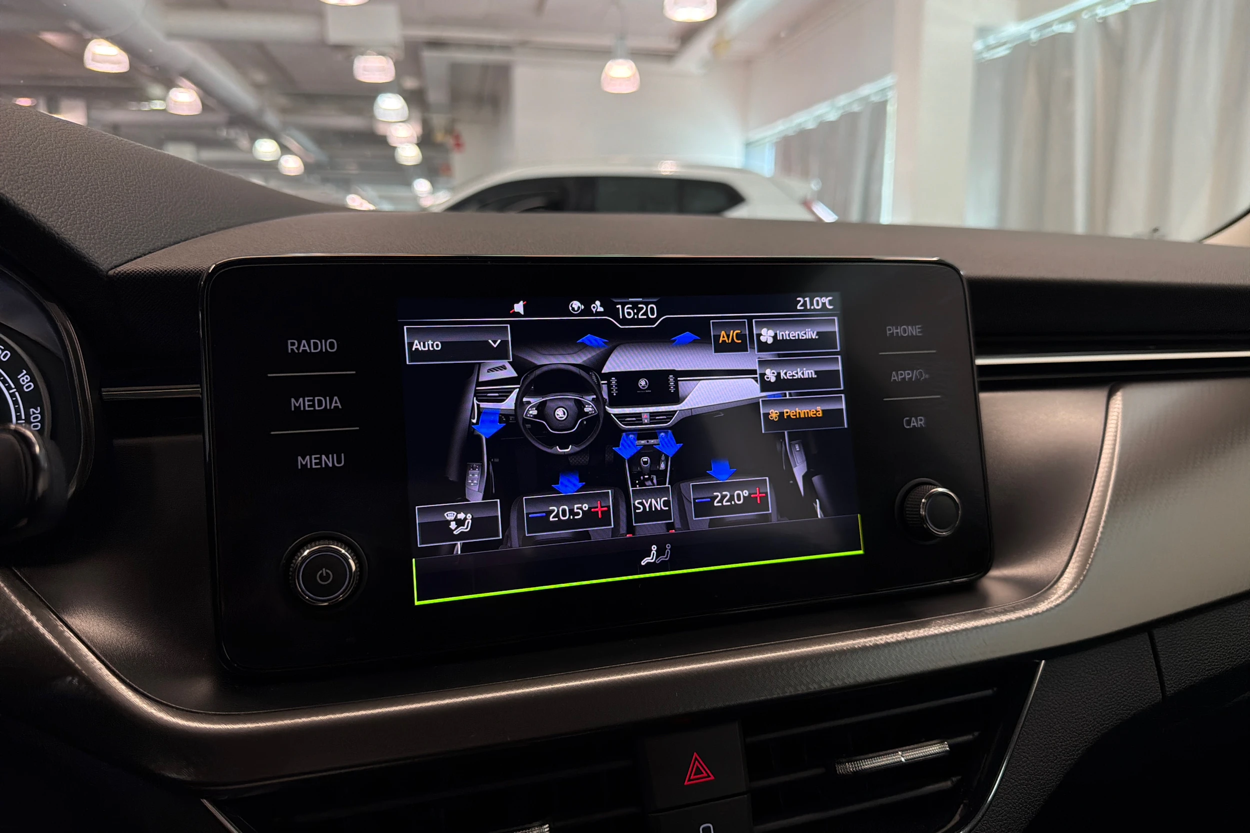 Valkoinen Skoda Kamiq 2021 kuva 23.