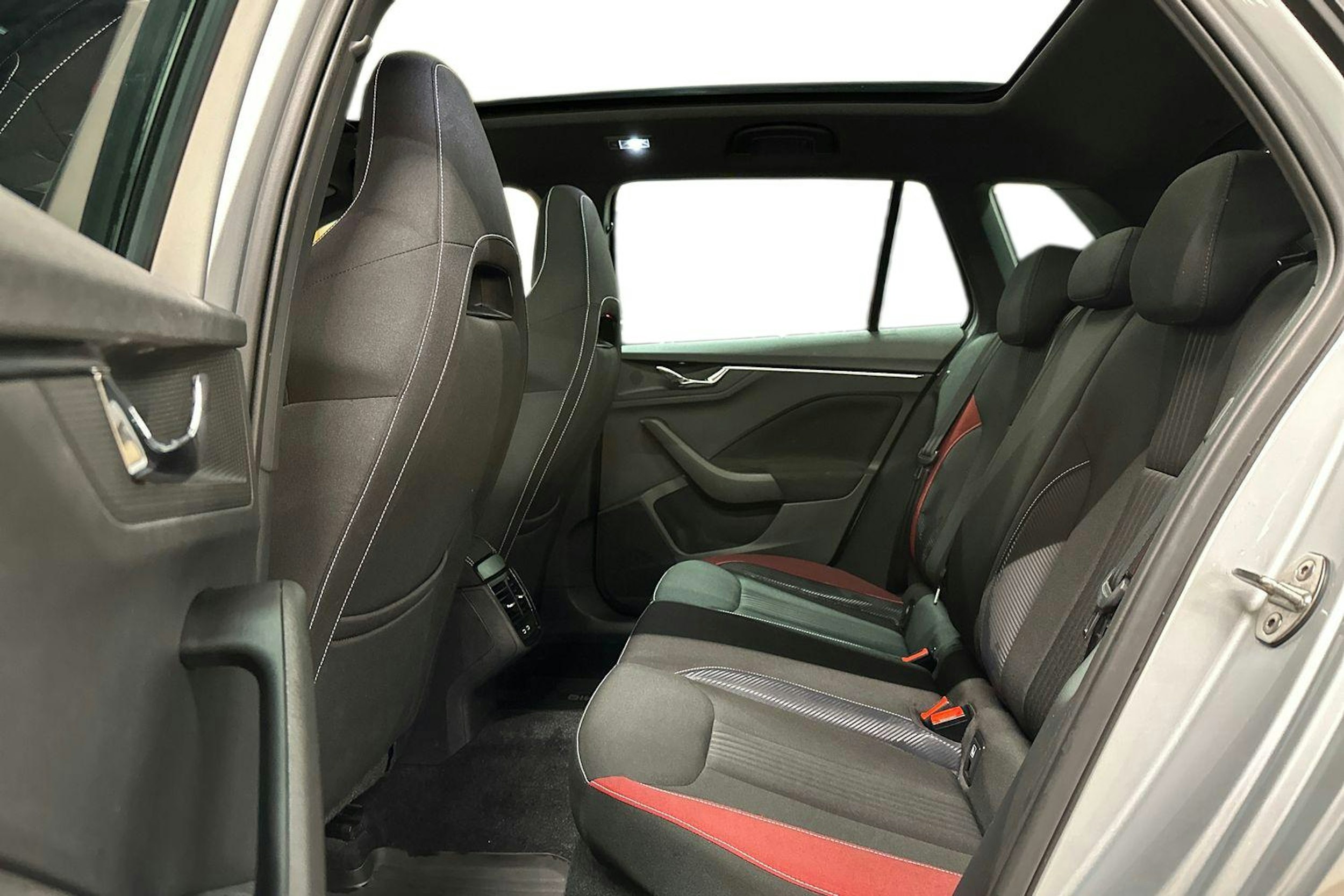 harmaa Skoda Kamiq 2021 kuva 8.