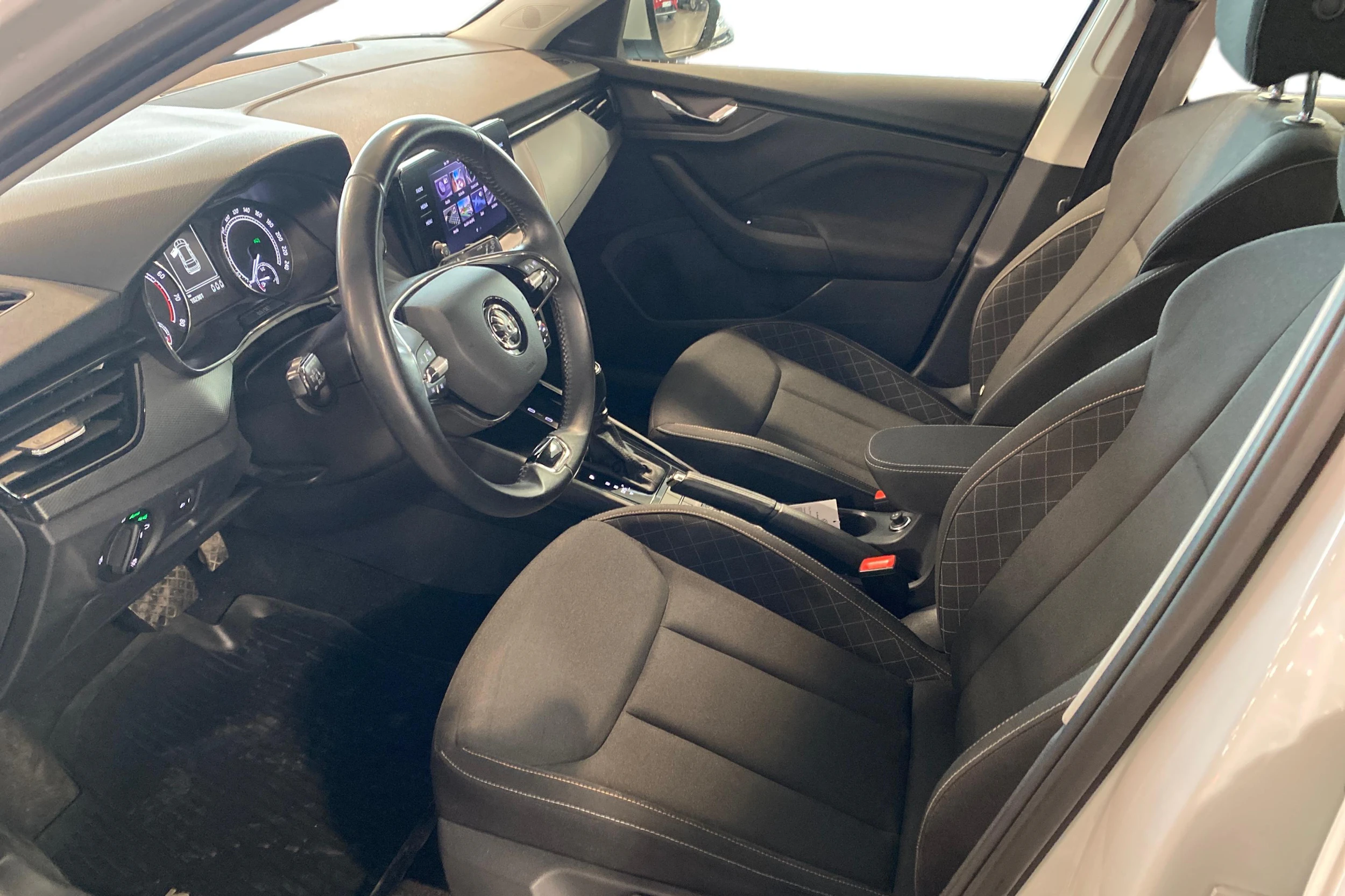 valkoinen Skoda Kamiq 2021 kuva 6.