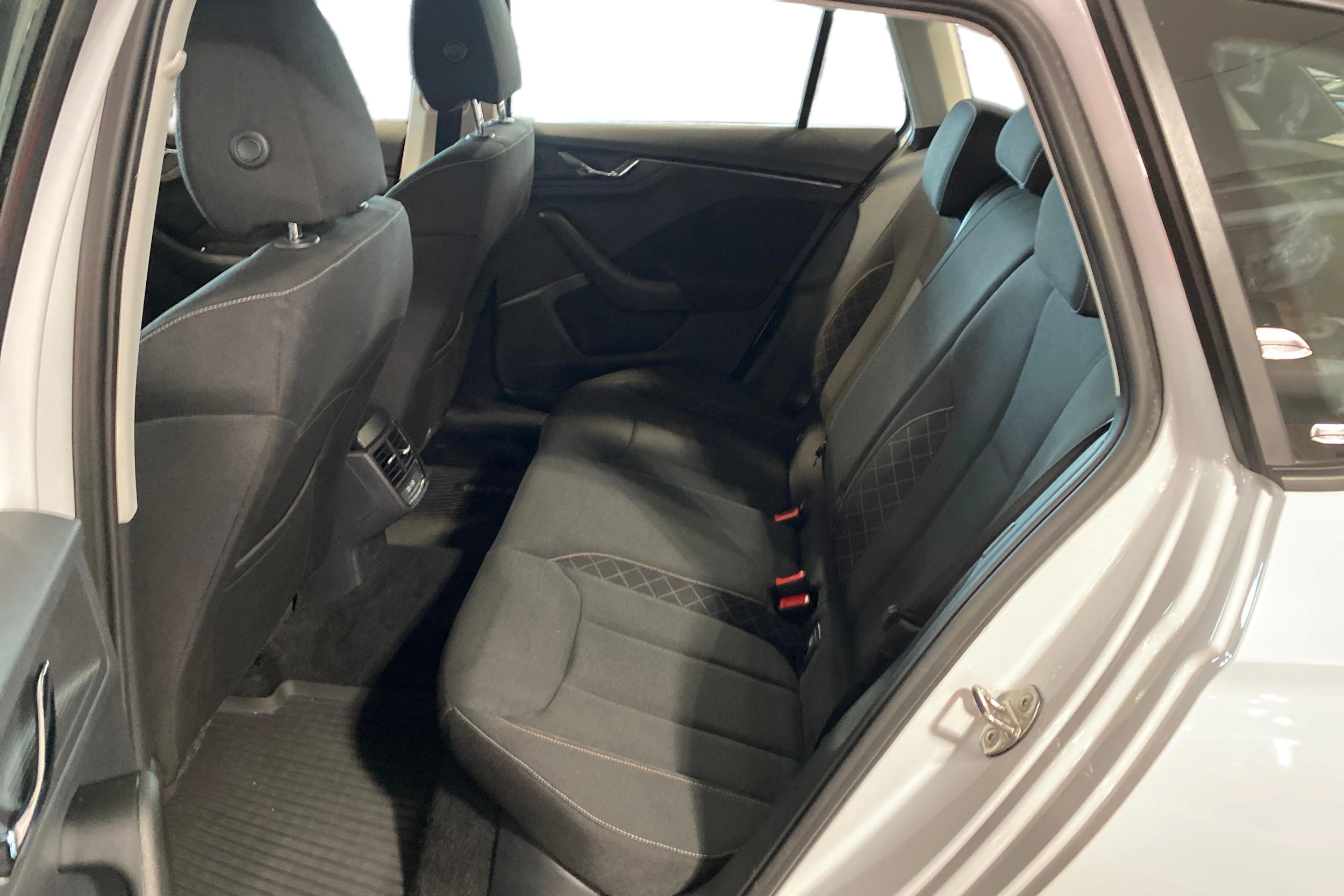 valkoinen Skoda Kamiq 2021 kuva 8.