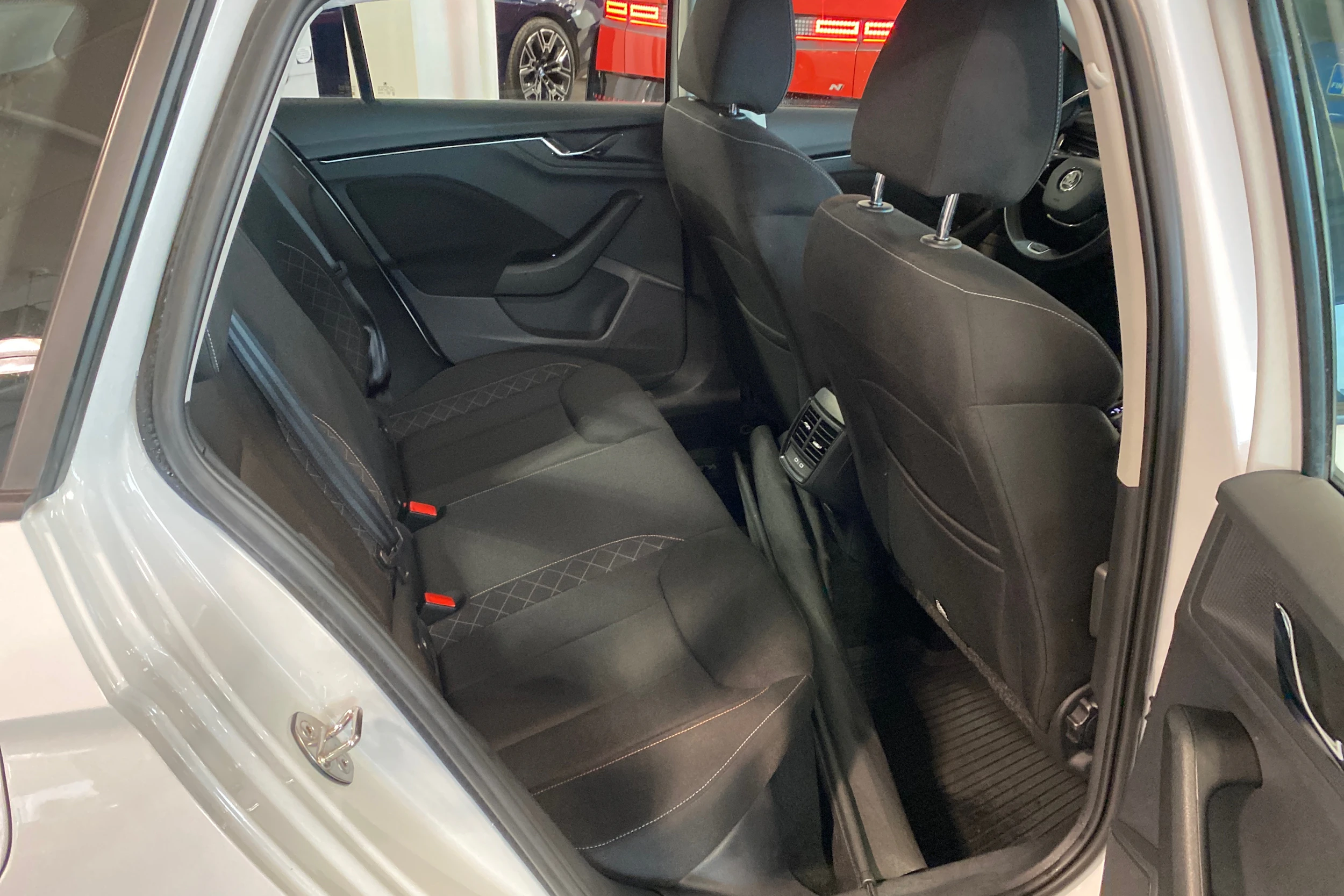 valkoinen Skoda Kamiq 2021 kuva 12.