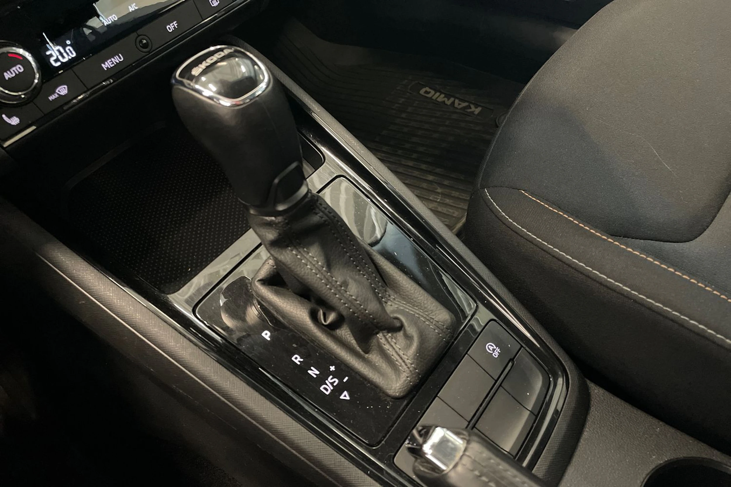 valkoinen Skoda Kamiq 2021 kuva 30.