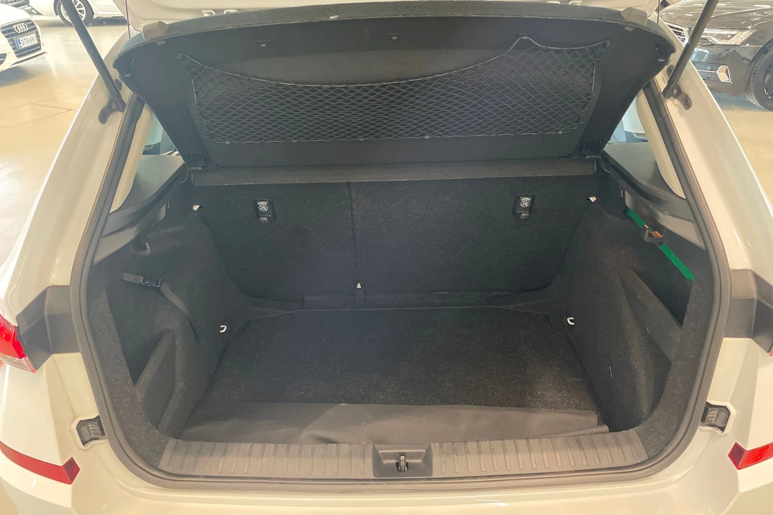 valkoinen Skoda Kamiq 2021 kuva 32.