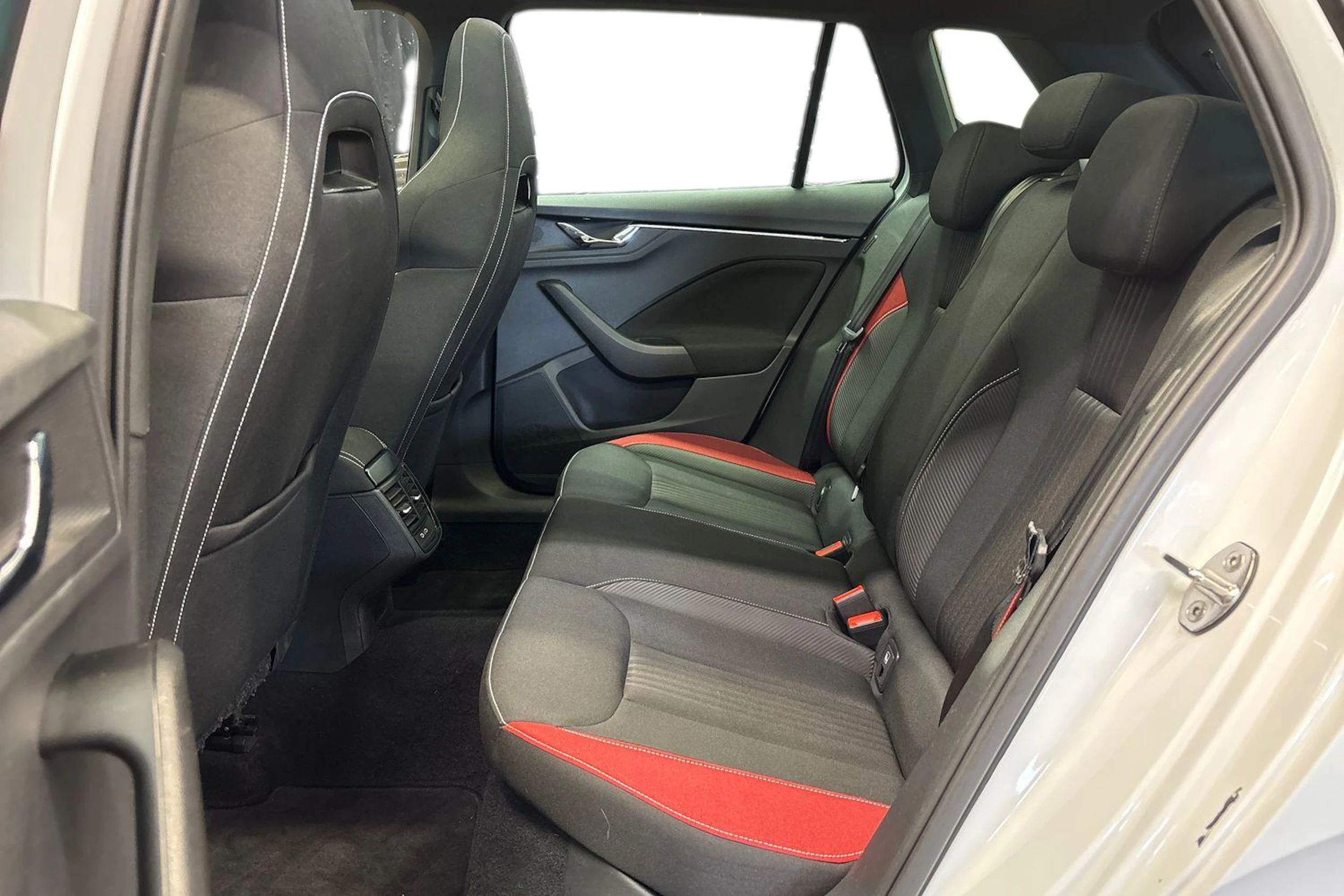 valkoinen Skoda Kamiq 2021 kuva 8.