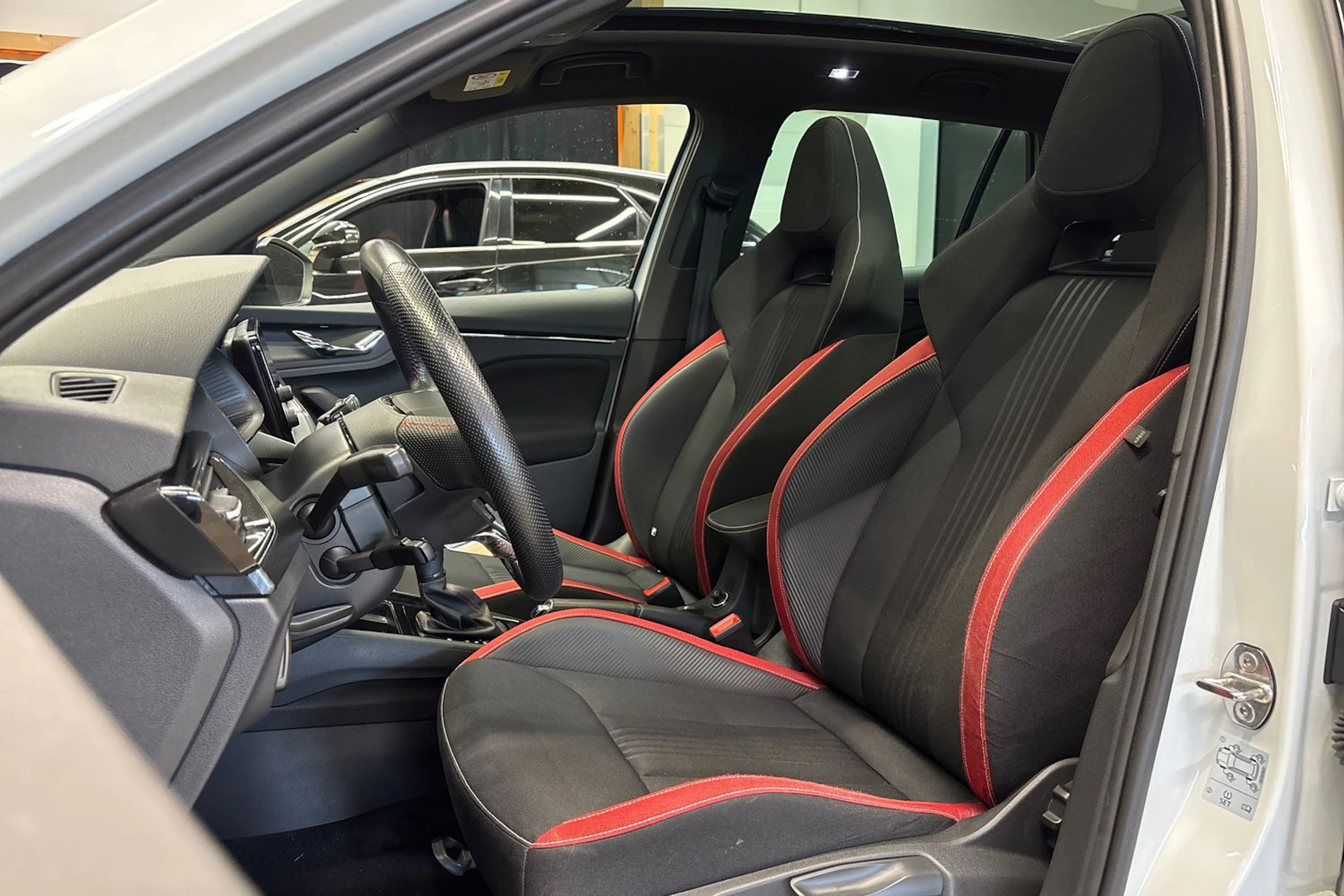 valkoinen Skoda Kamiq 2021 kuva 14.