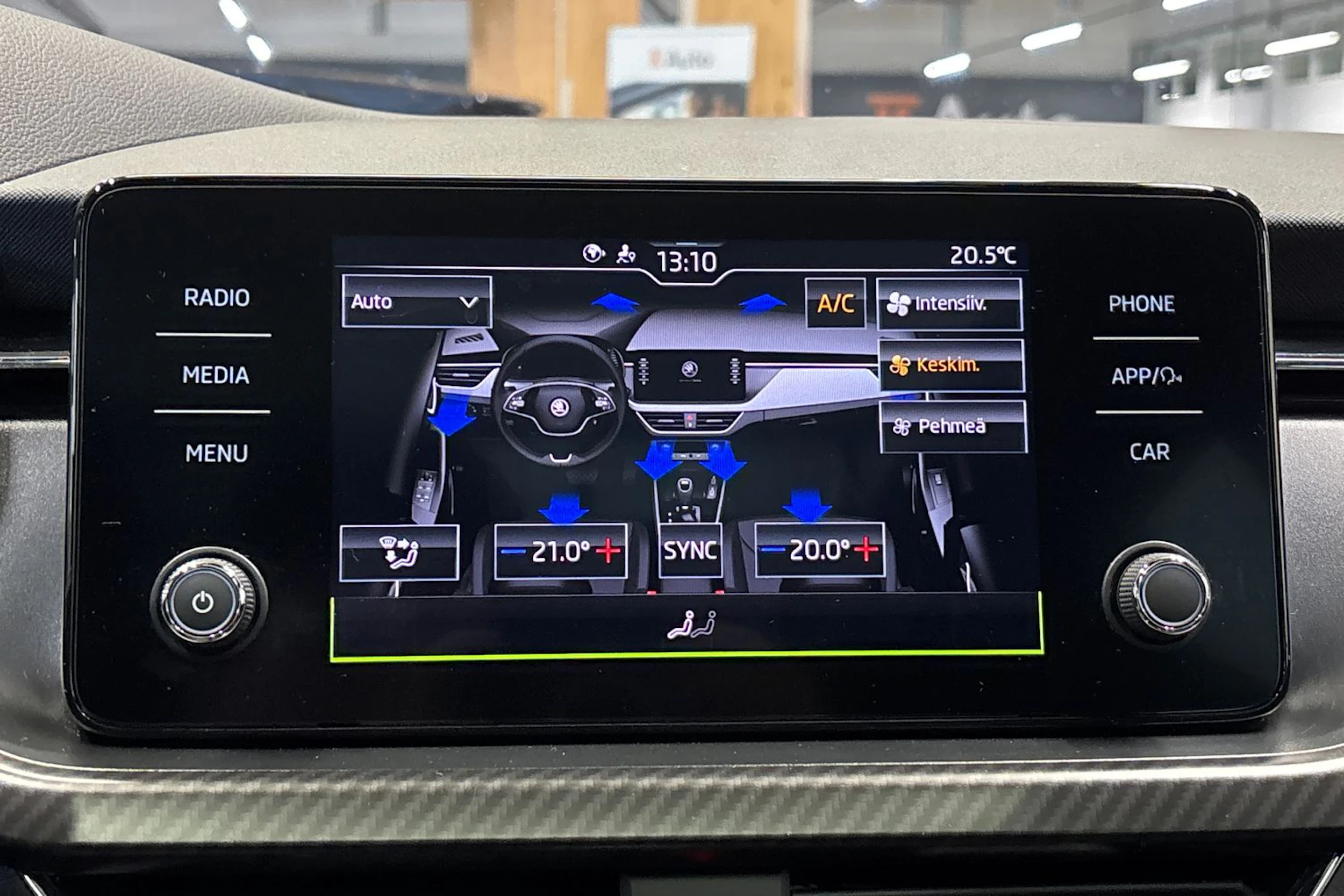 valkoinen Skoda Kamiq 2021 kuva 24.