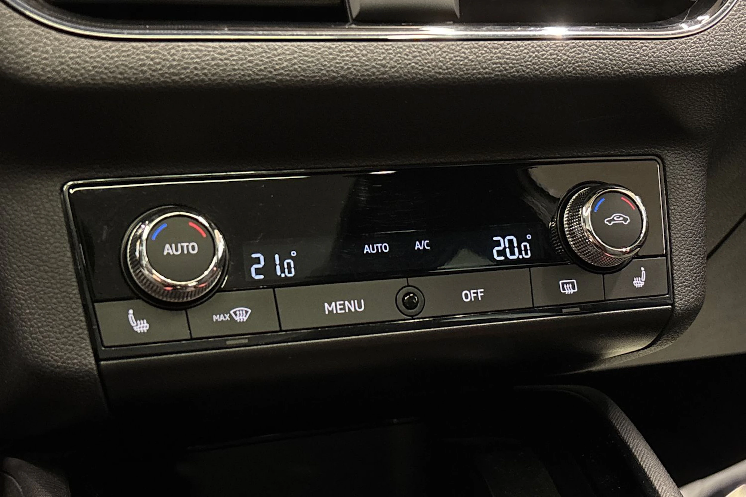 valkoinen Skoda Kamiq 2021 kuva 26.