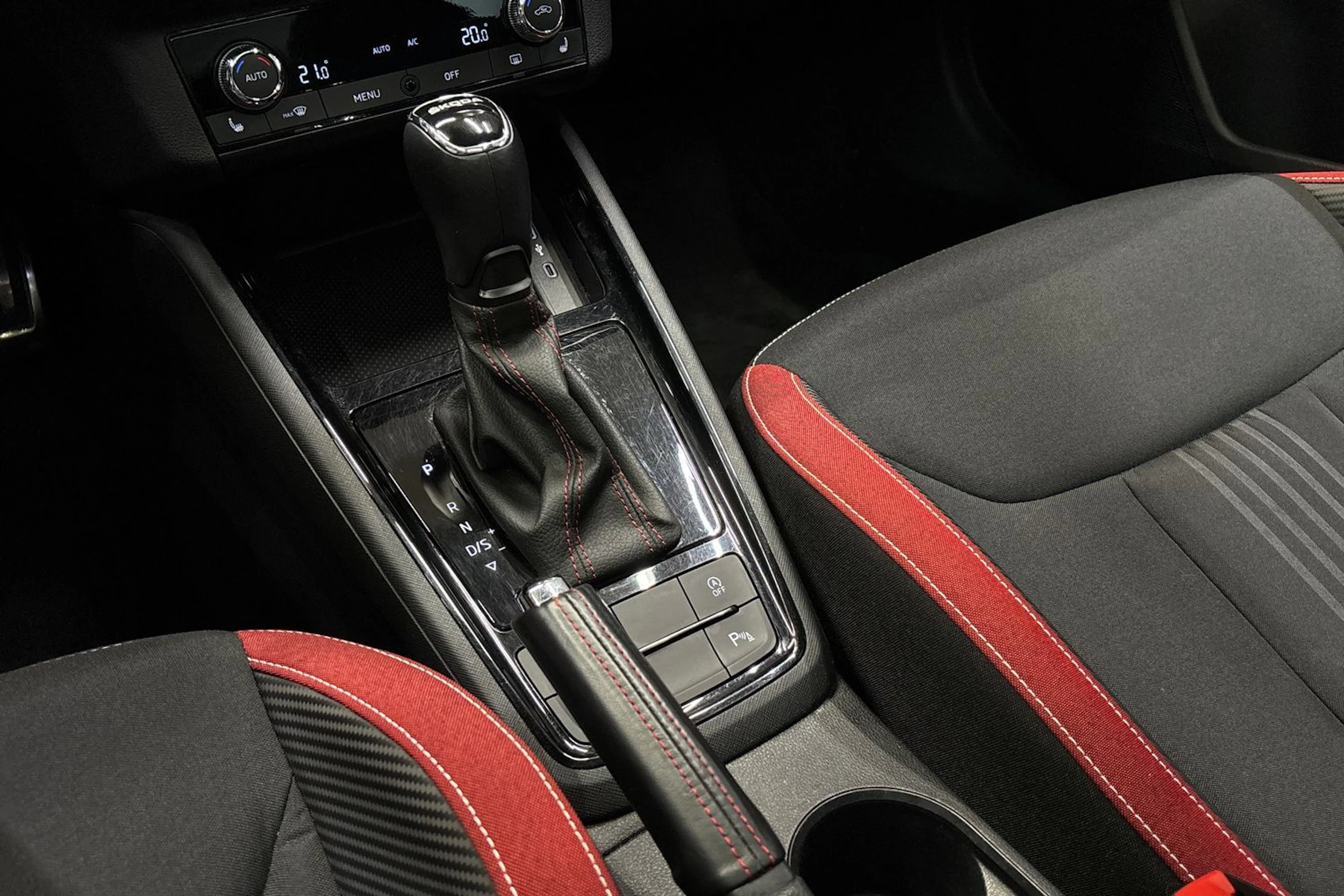 valkoinen Skoda Kamiq 2021 kuva 27.