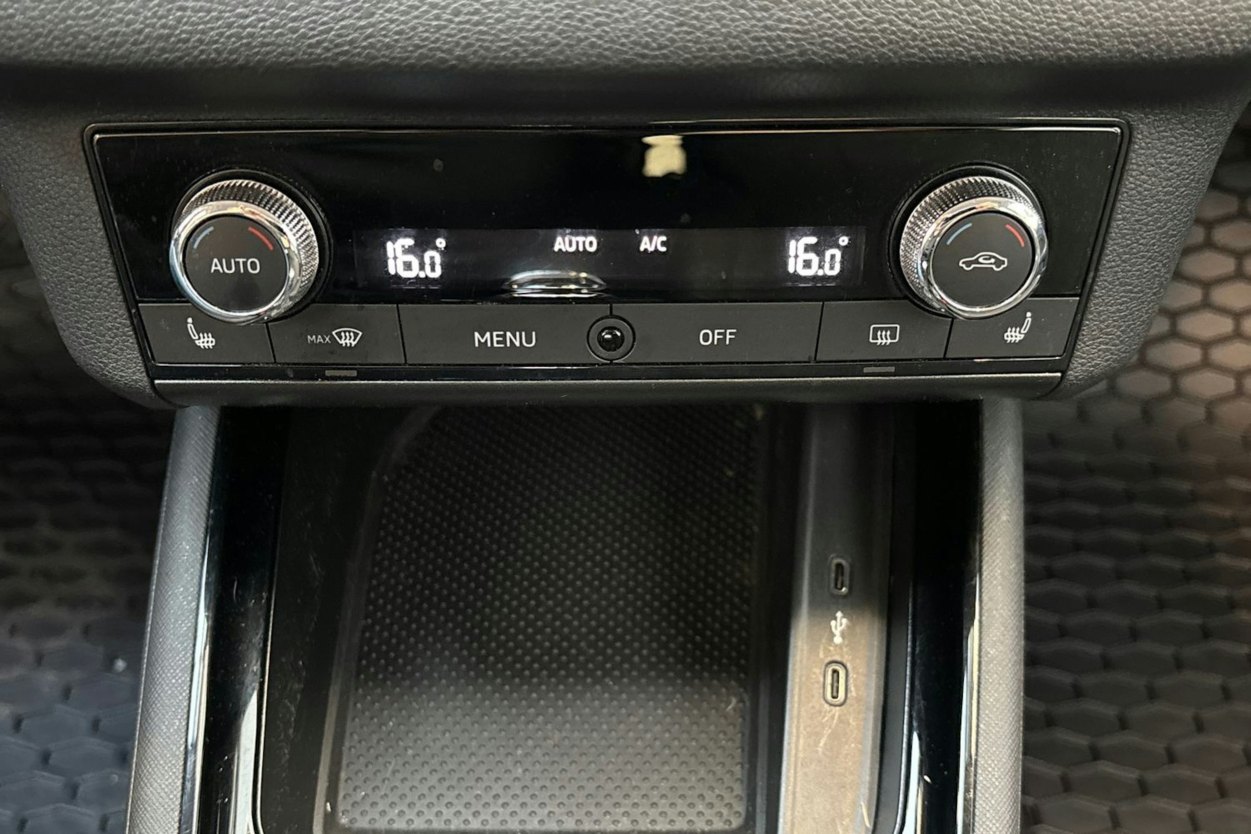 punainen Skoda Kamiq 2021 kuva 24.