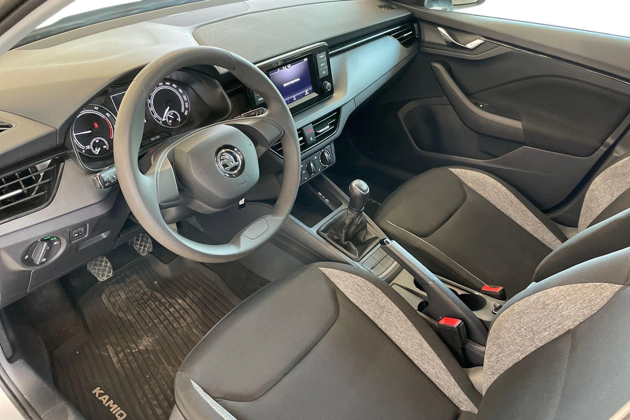 Harmaa Skoda Kamiq 2021 kuva 7.