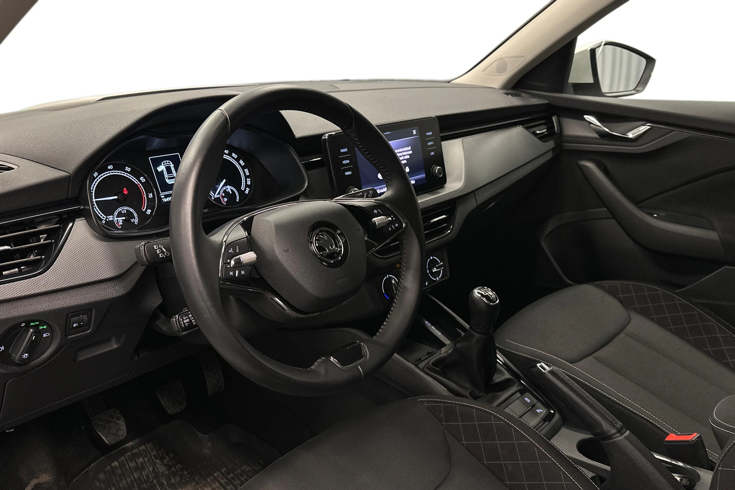 valkoinen Skoda Kamiq 2021 kuva 8.