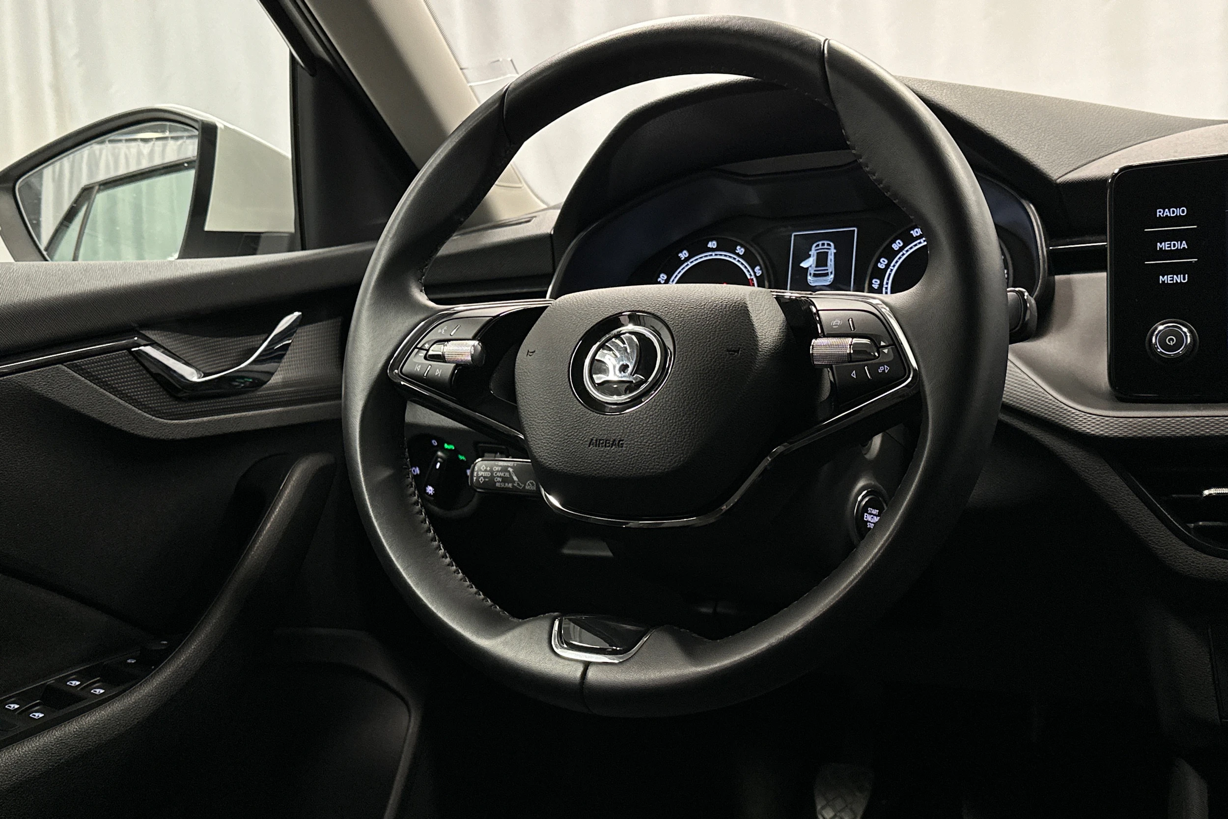valkoinen Skoda Kamiq 2021 kuva 17.