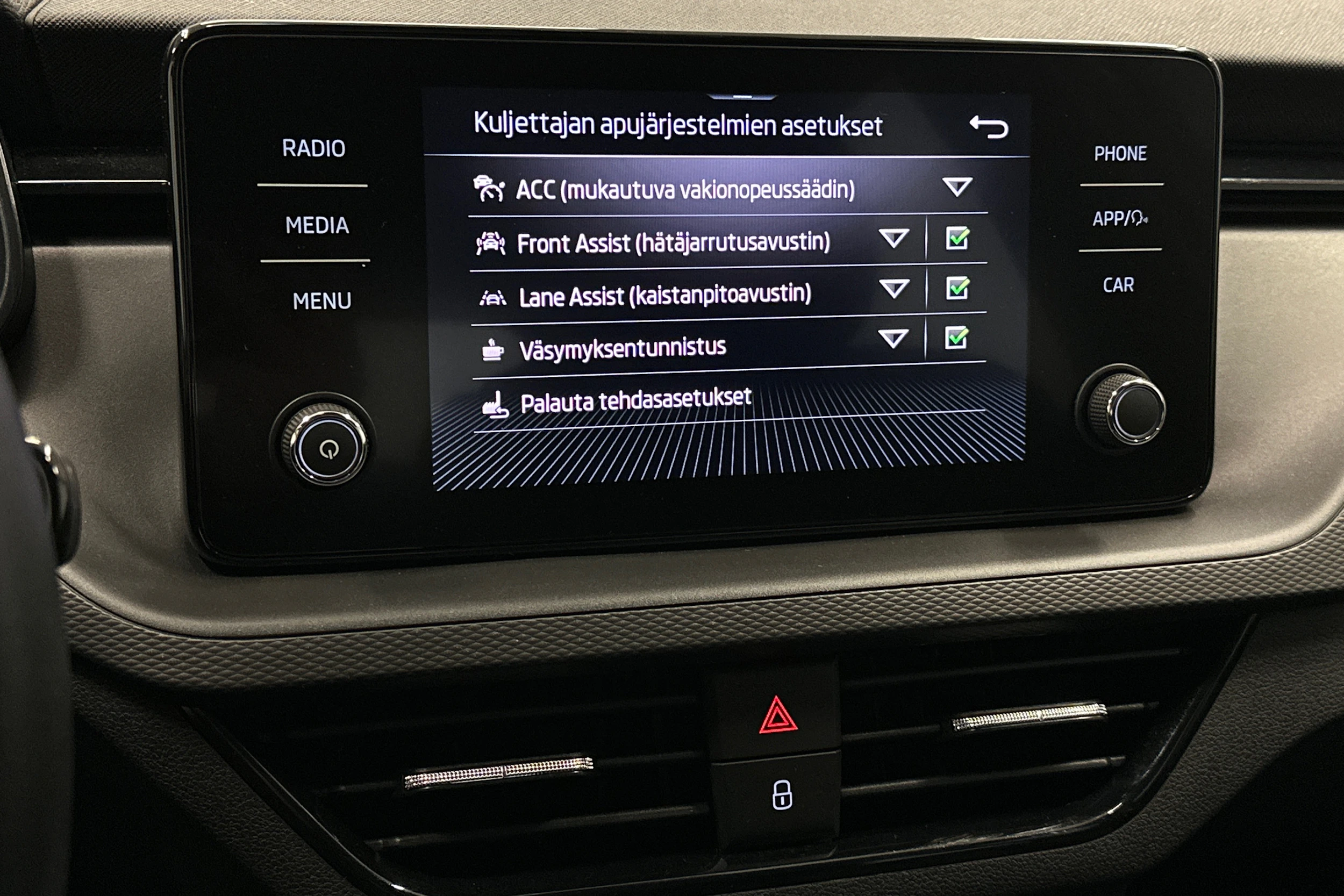 valkoinen Skoda Kamiq 2021 kuva 23.