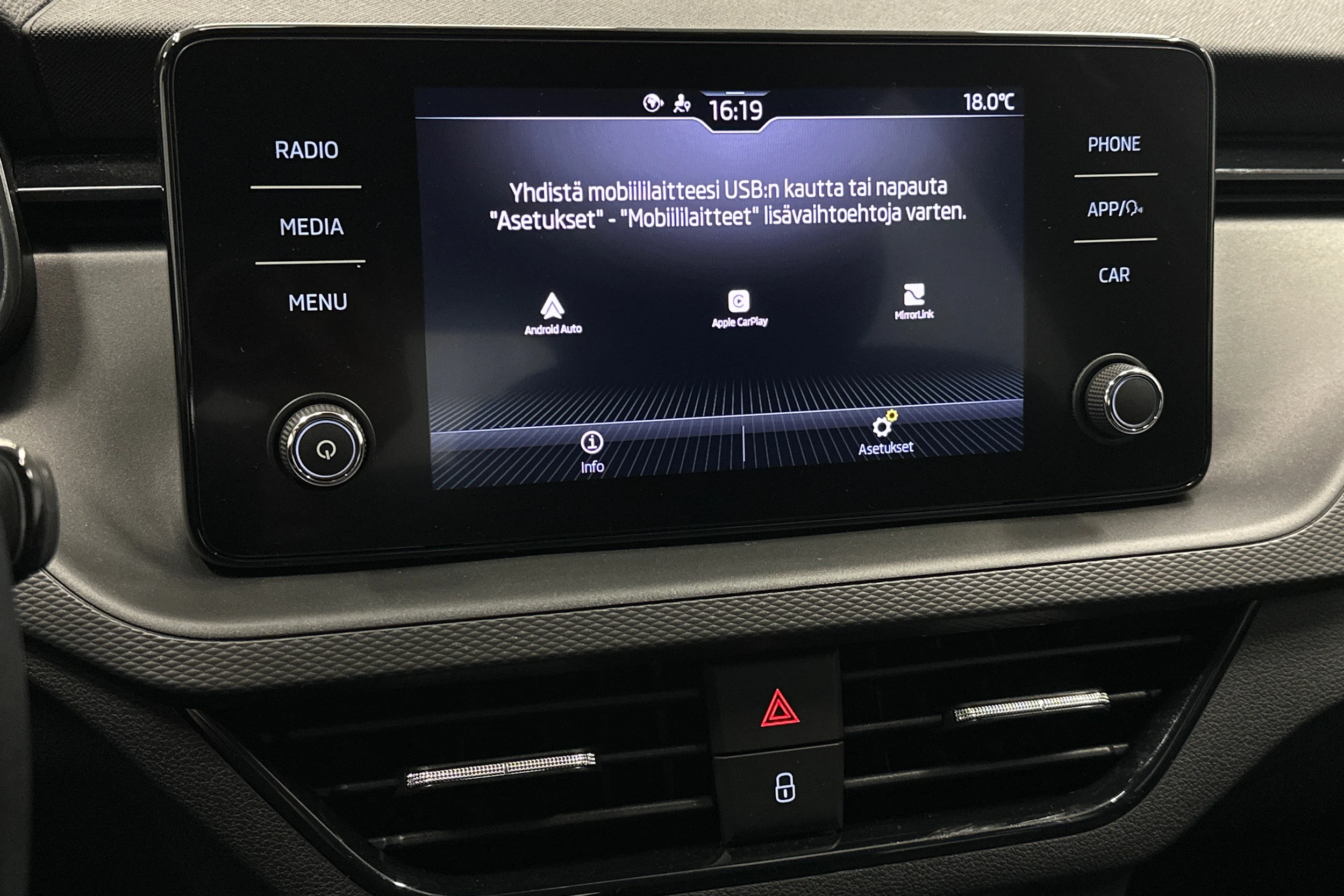 valkoinen Skoda Kamiq 2021 kuva 24.