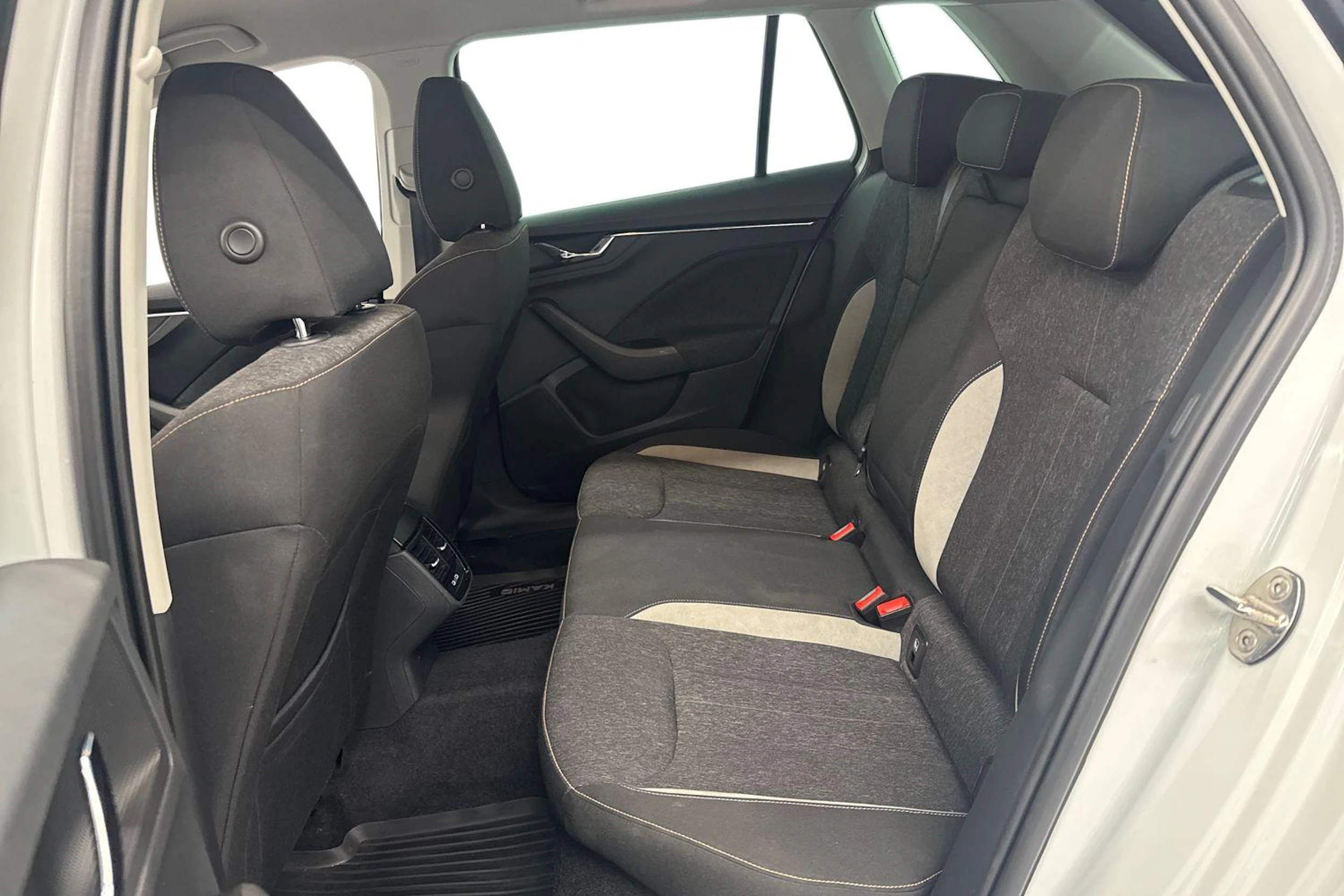 valkoinen Skoda Kamiq 2021 kuva 11.