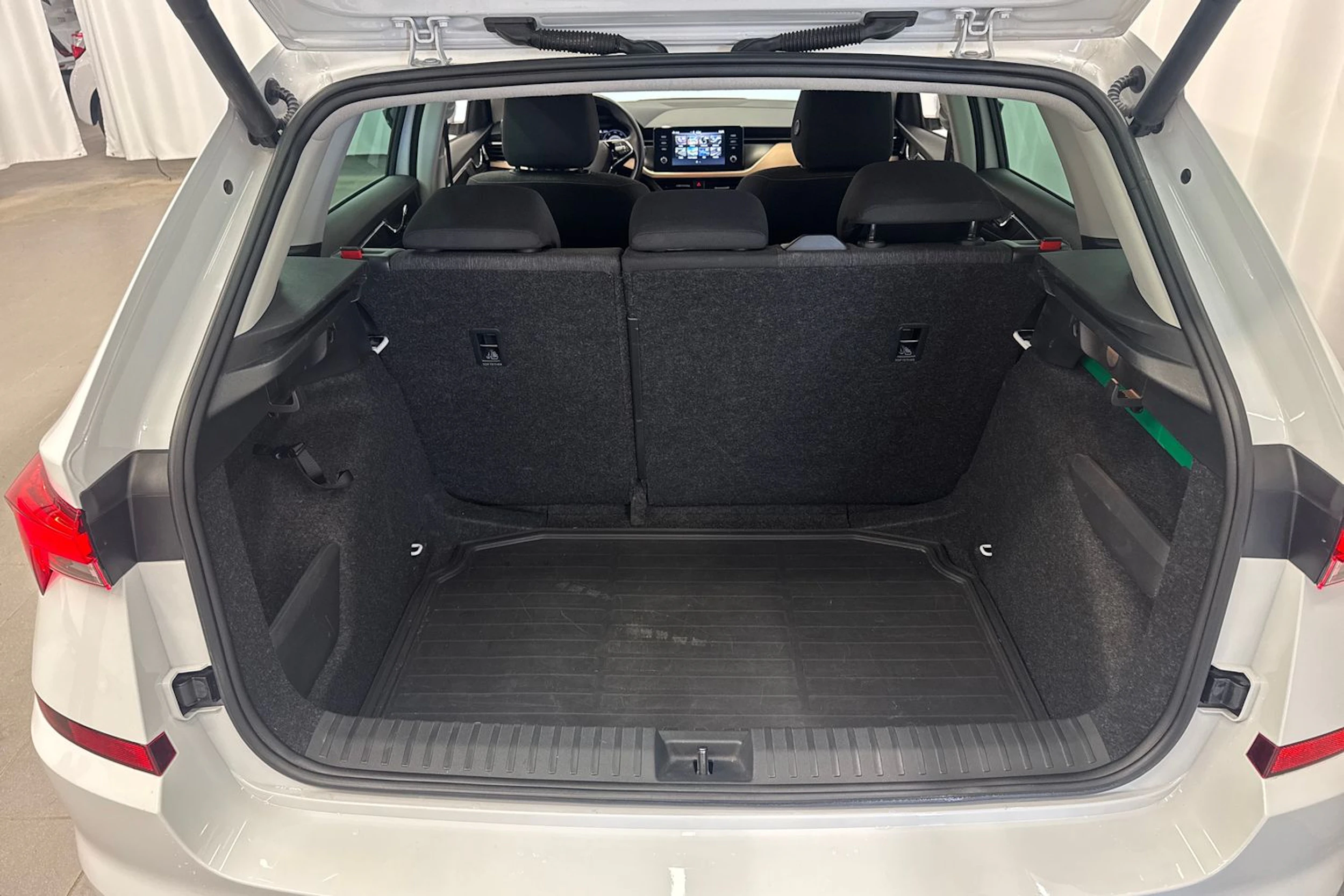 valkoinen Skoda Kamiq 2021 kuva 15.