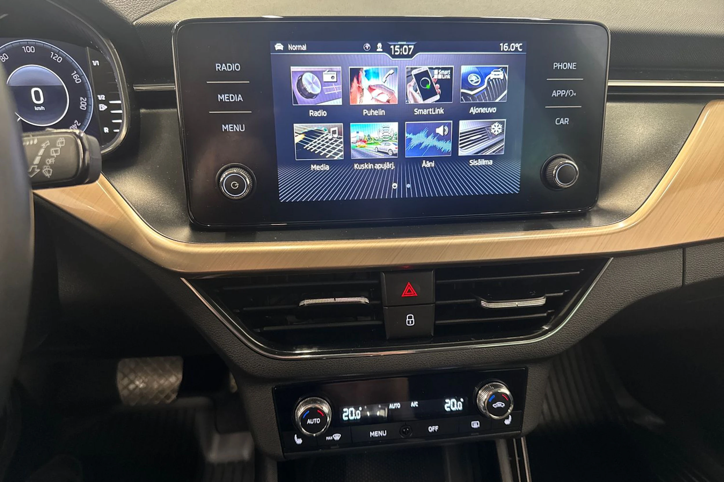 valkoinen Skoda Kamiq 2021 kuva 24.