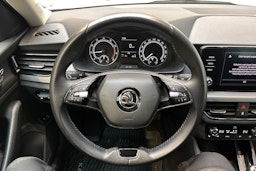 valkoinen Skoda Kamiq 2022 kuva 16.